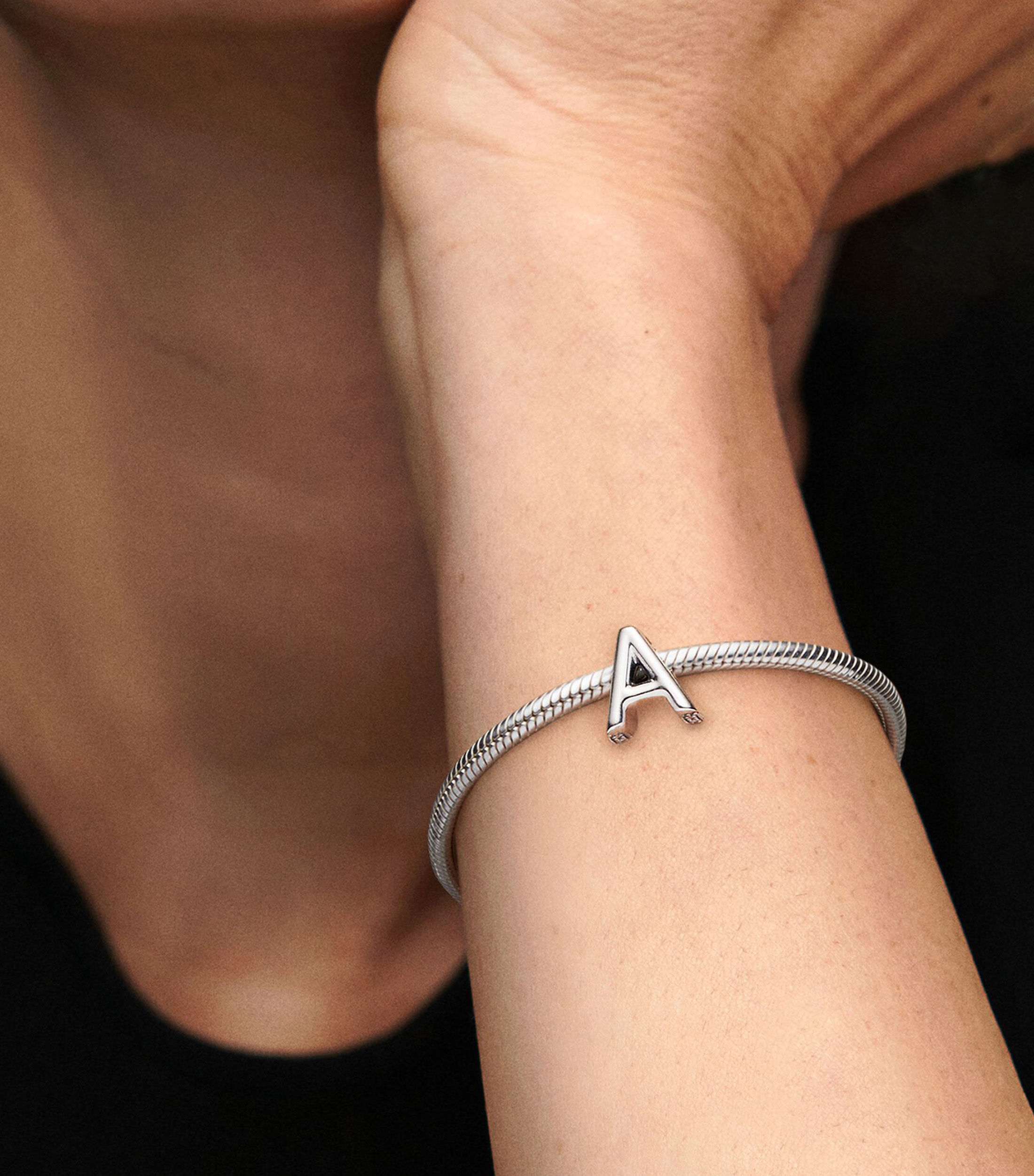 Charm en plata "A" Mujer