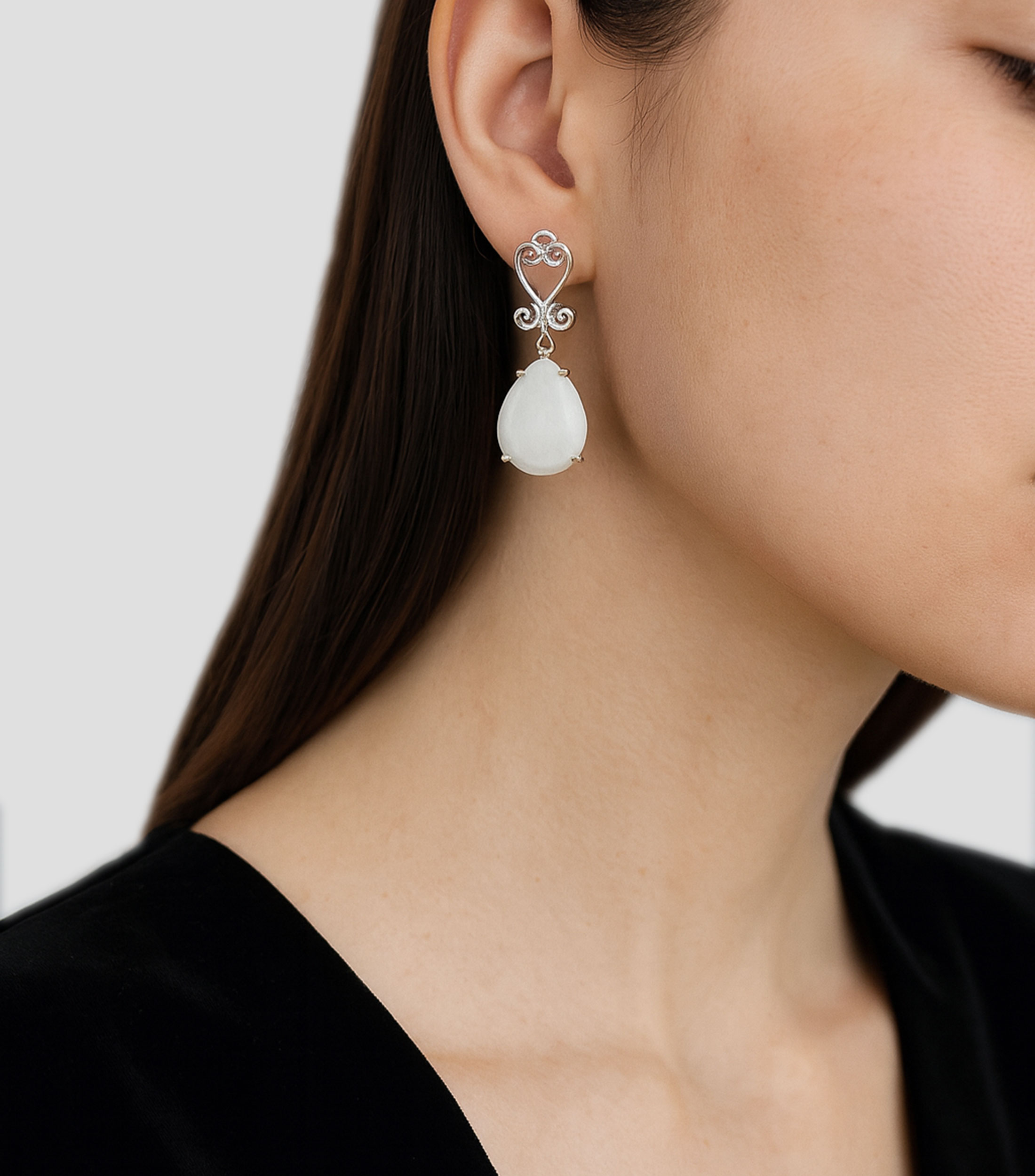 Aretes en plata con piedra en forma de gota Mujer