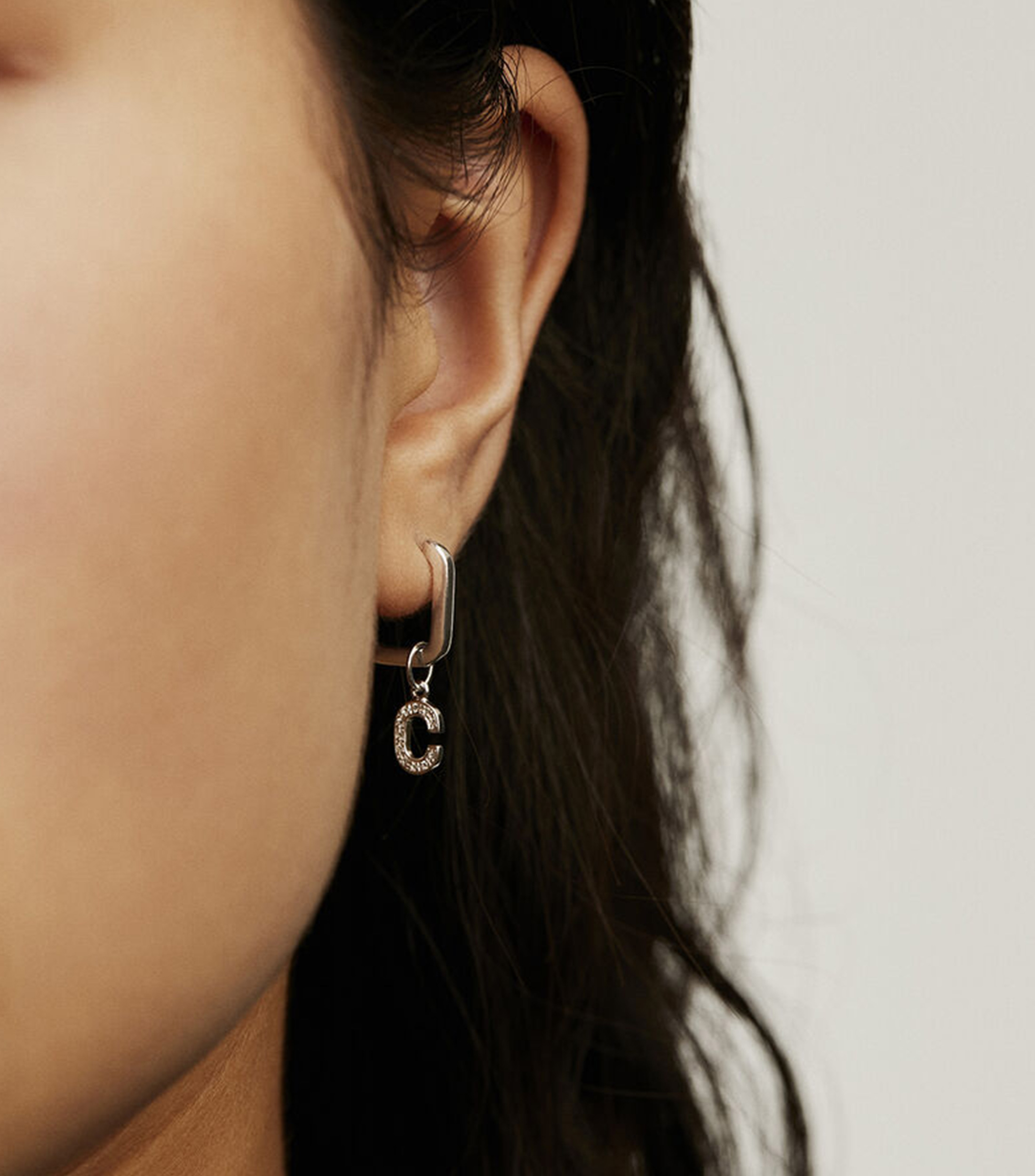 Dije ABC Letra C en Plata .925 con Topacios Blancos Mujer