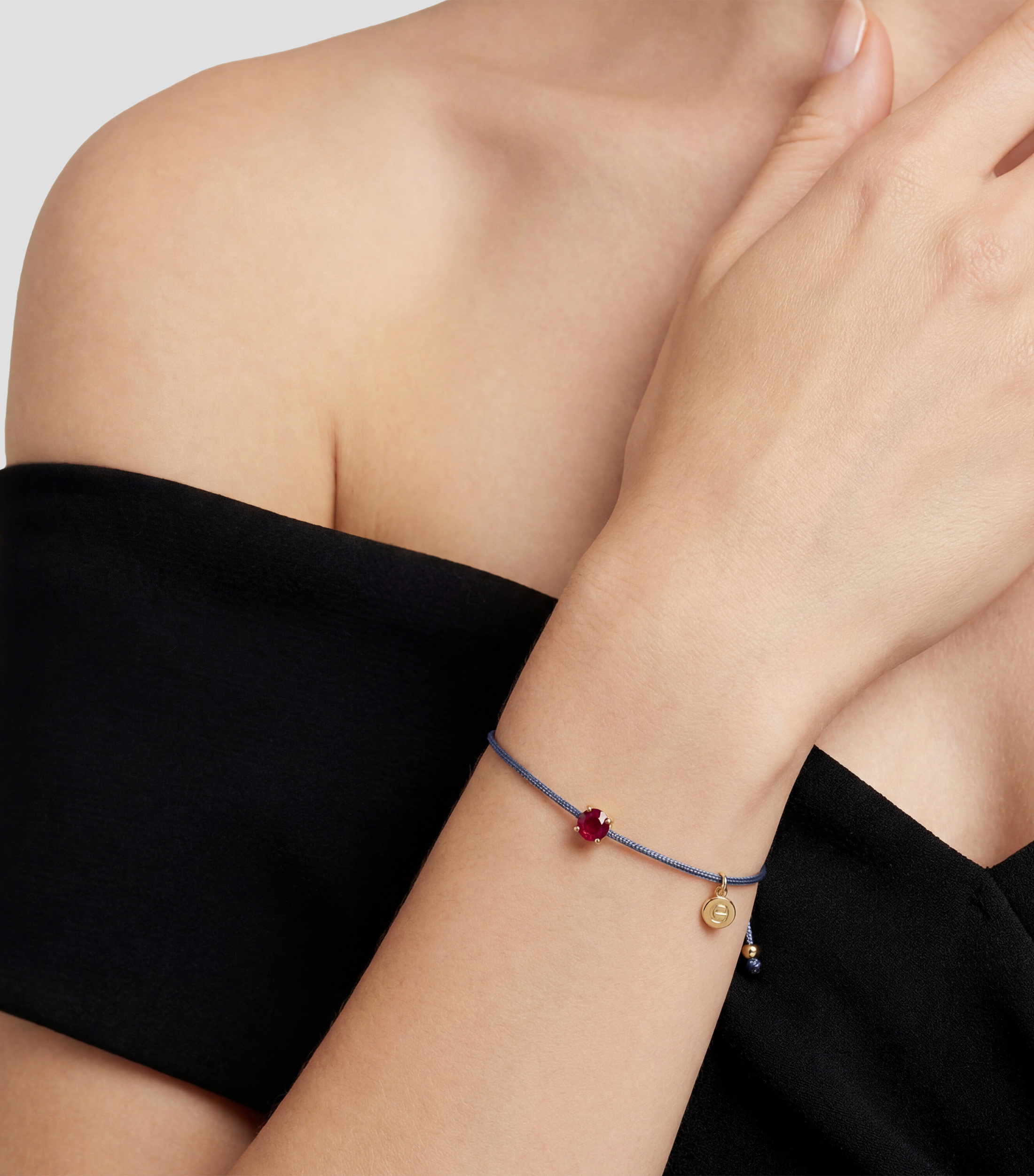 Pulsera gris con colgante y rubí Mujer