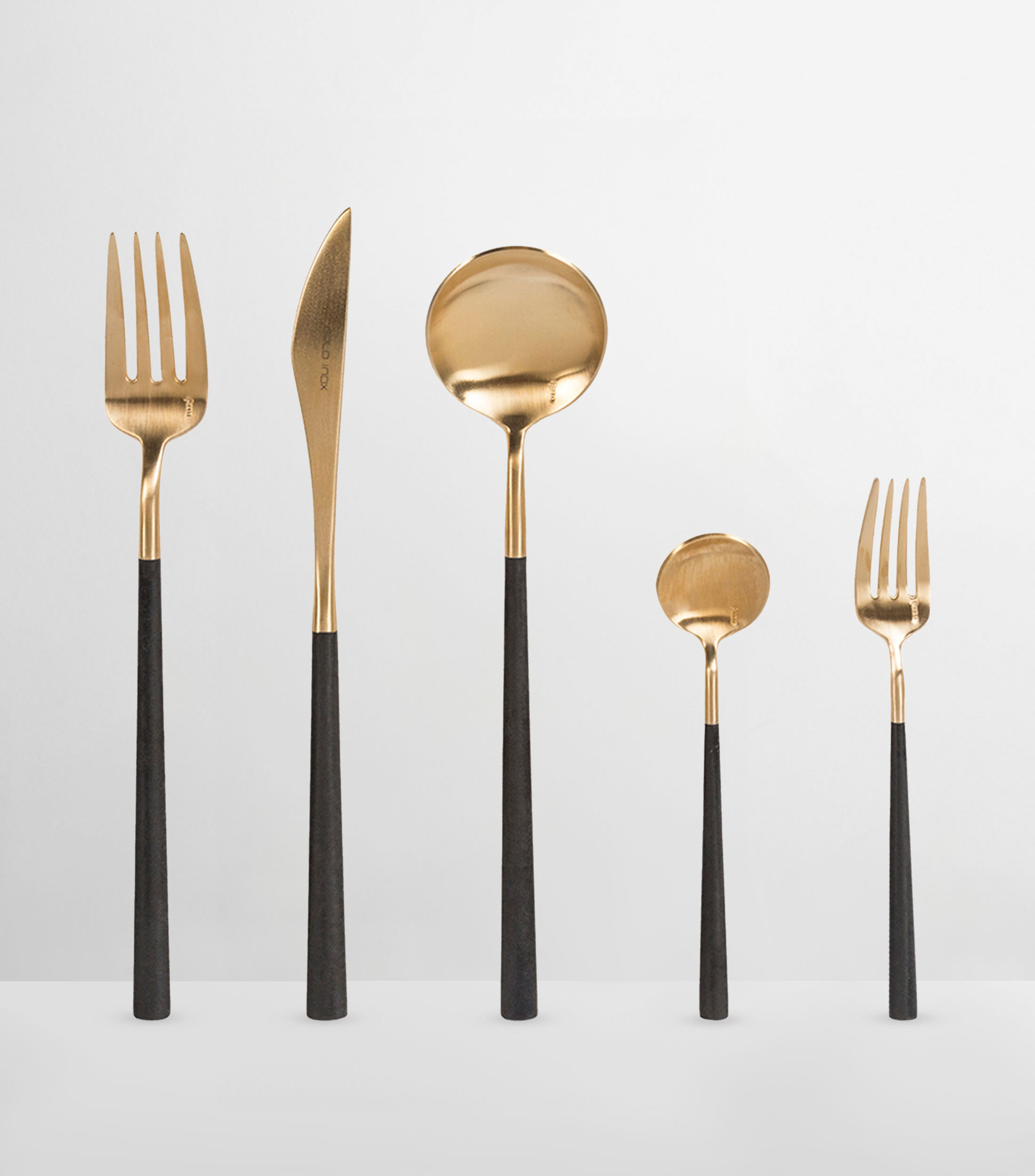 Set de Cubiertos 30 Piezas Neo Oro Mango Negro en Acero Inoxidable, Resina