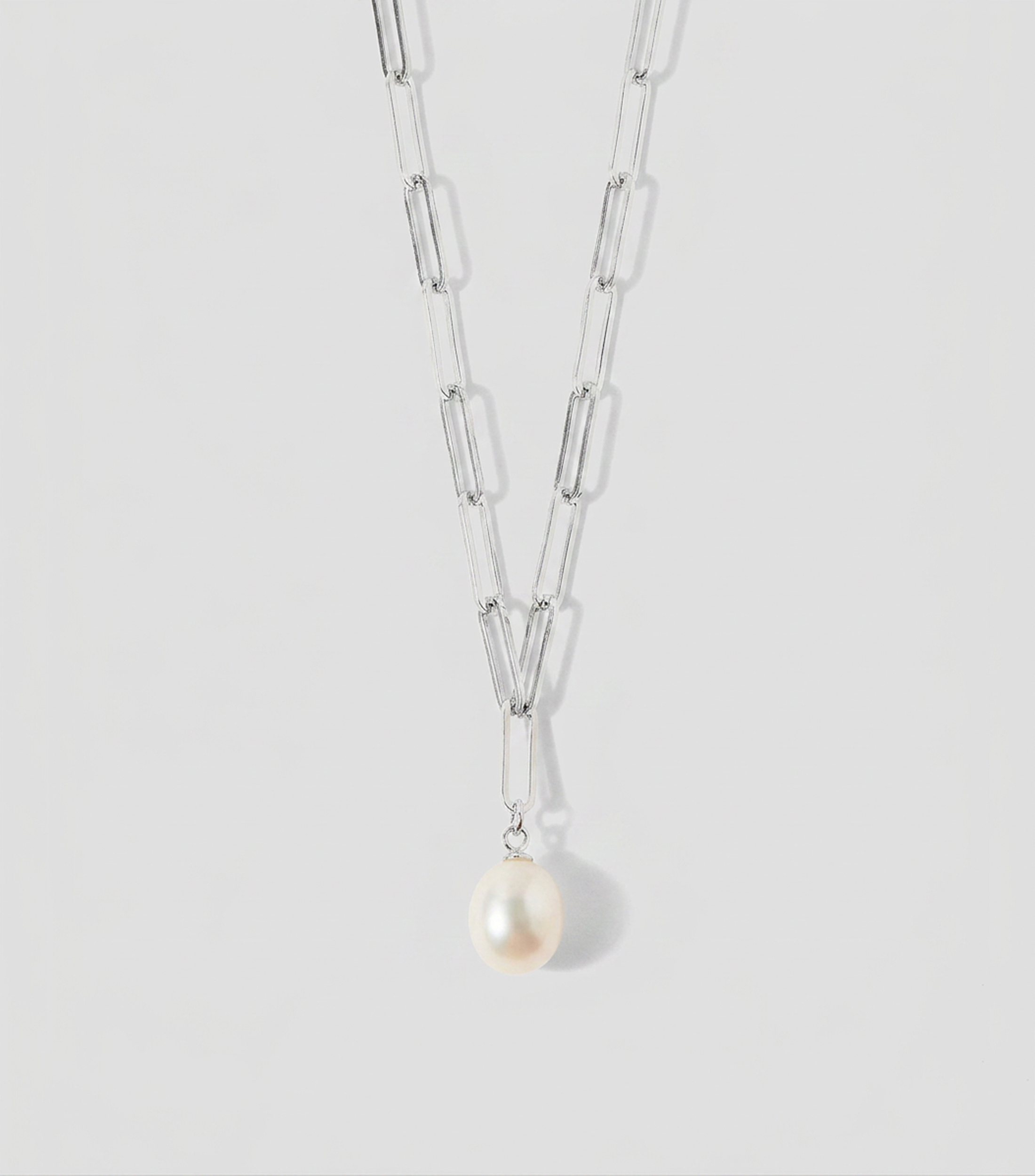 Dije con cadena en perla blanca Mujer