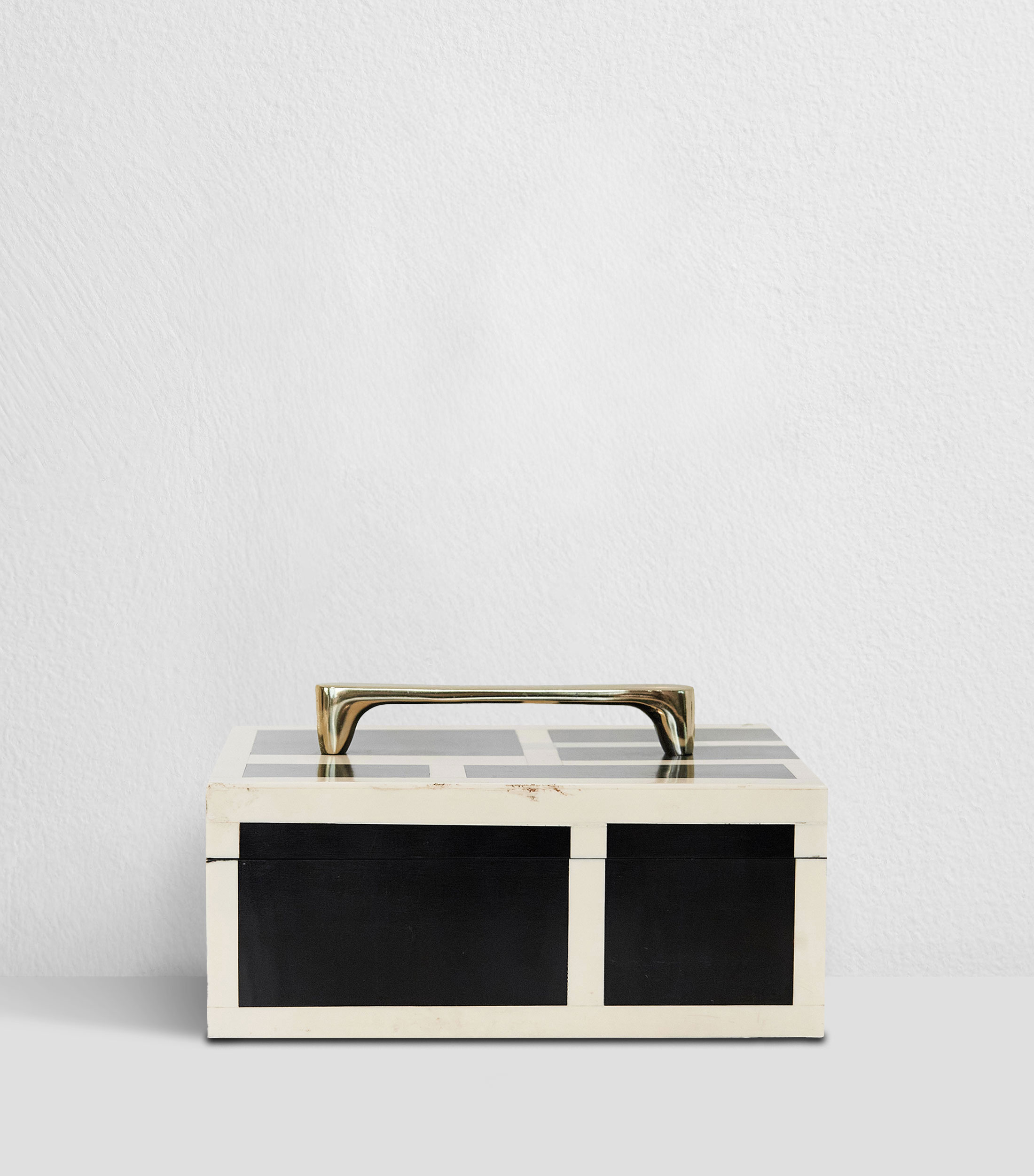 Caja decorativa con asa