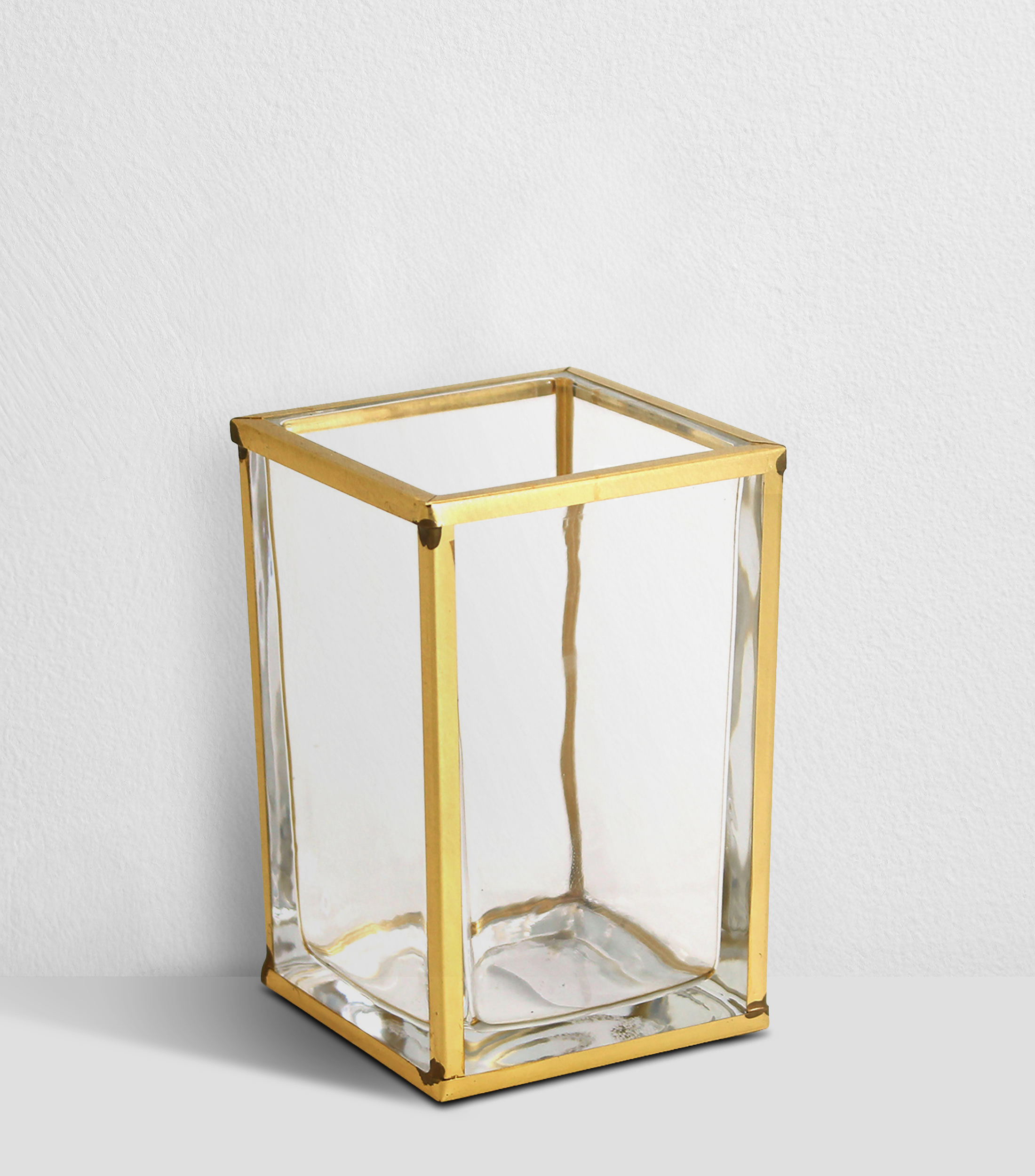 Vaso para baño con bordes dorados
