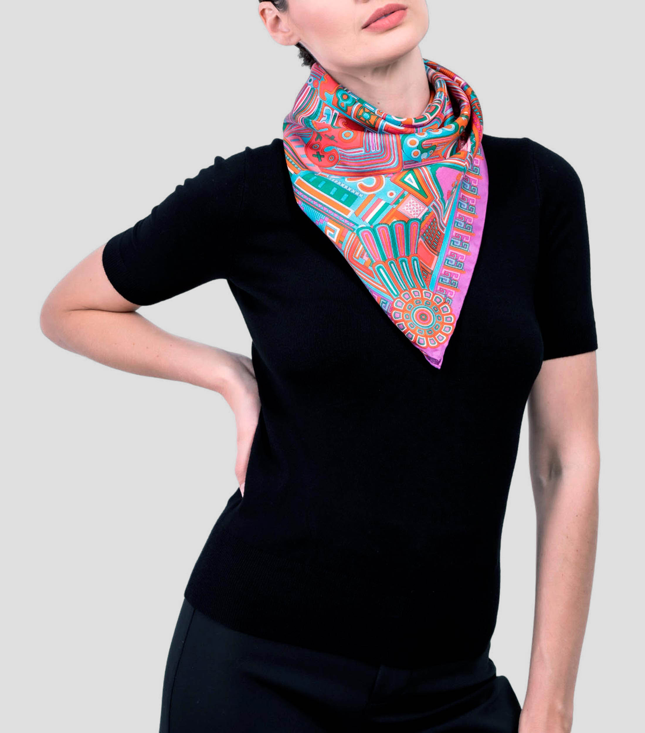 Mascada de seda lila con decorado prehispánico Mujer
