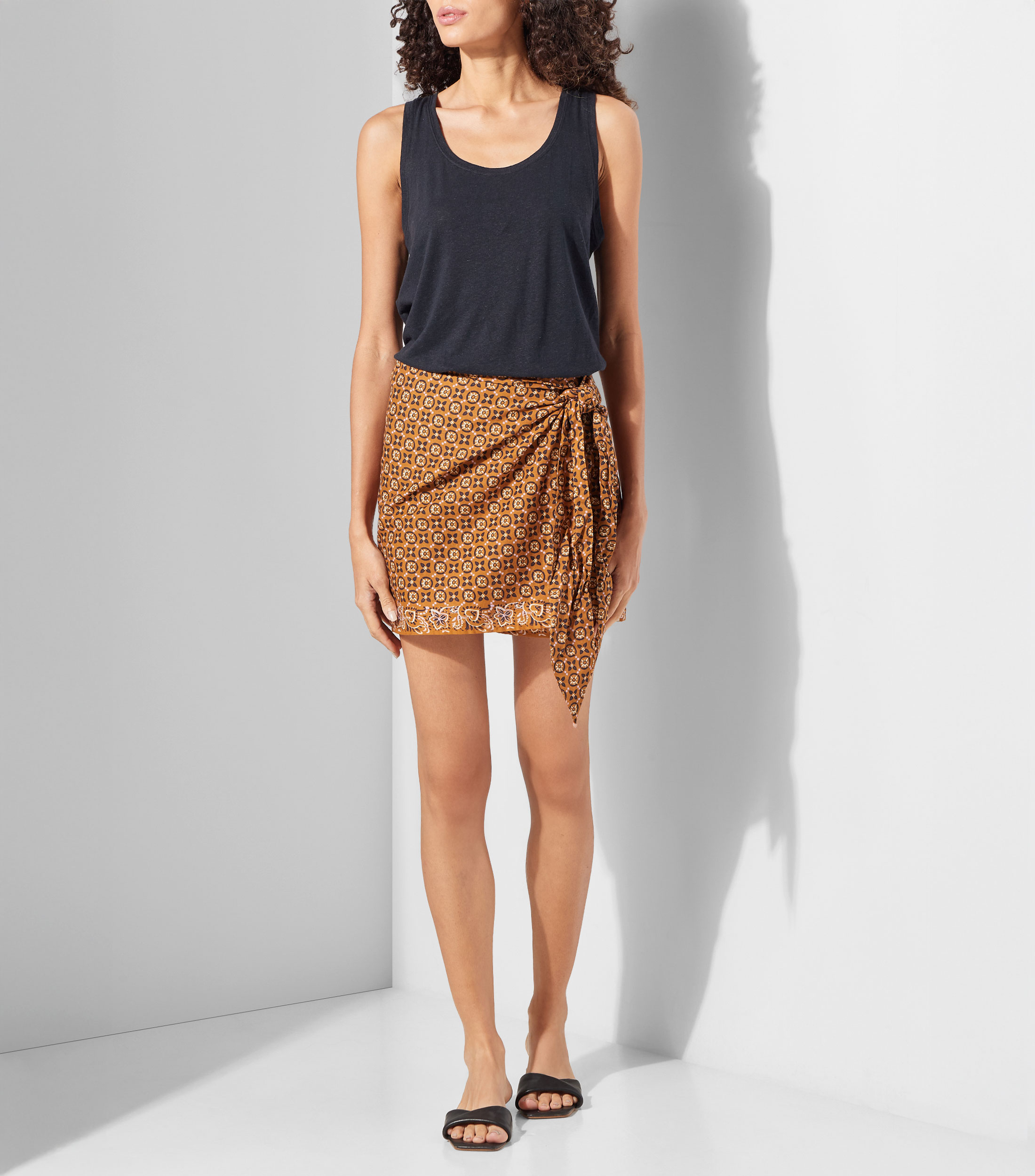 Falda corta de corte recto estampada Mujer