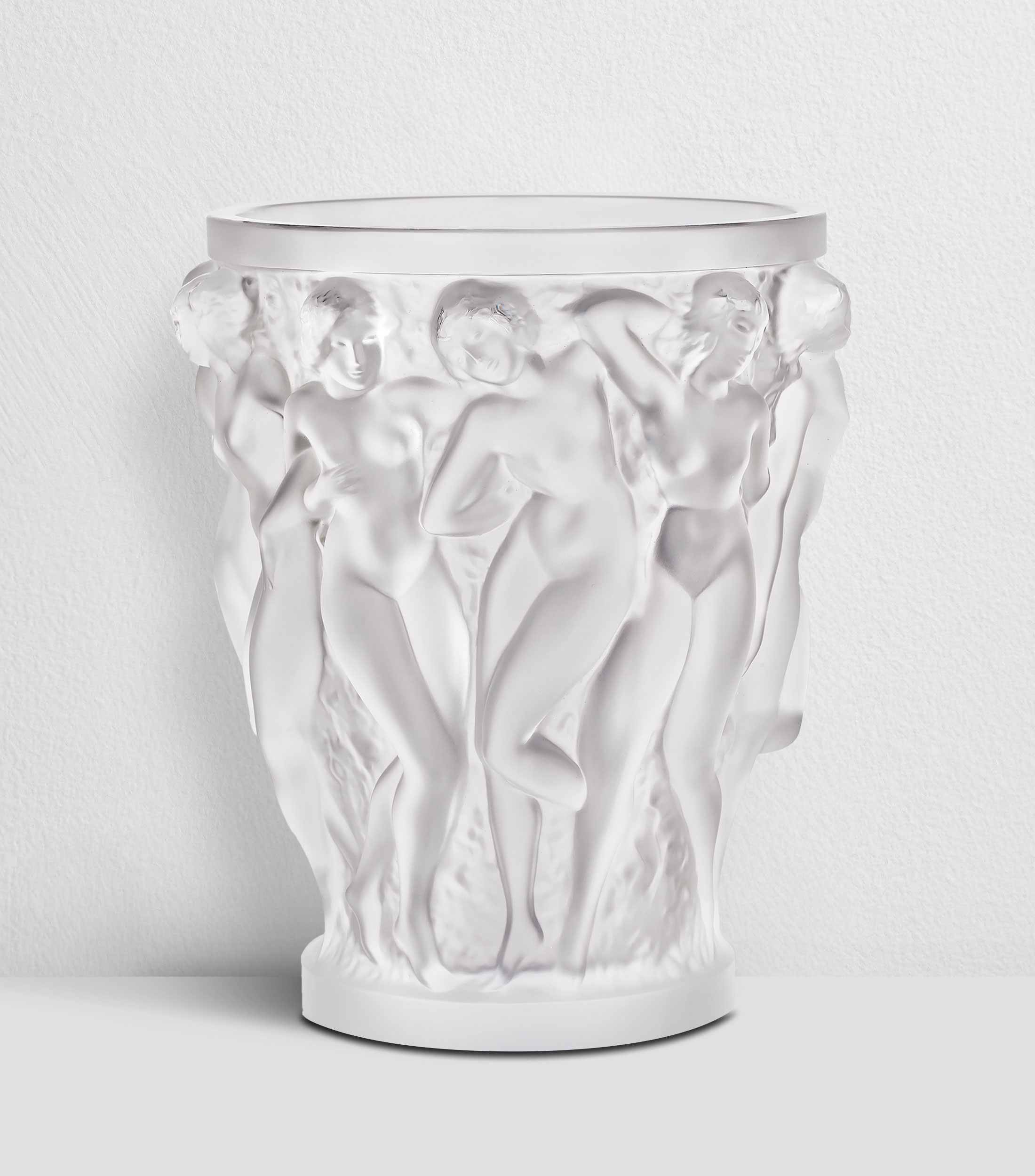 Florero con figuras femeninas en cristal