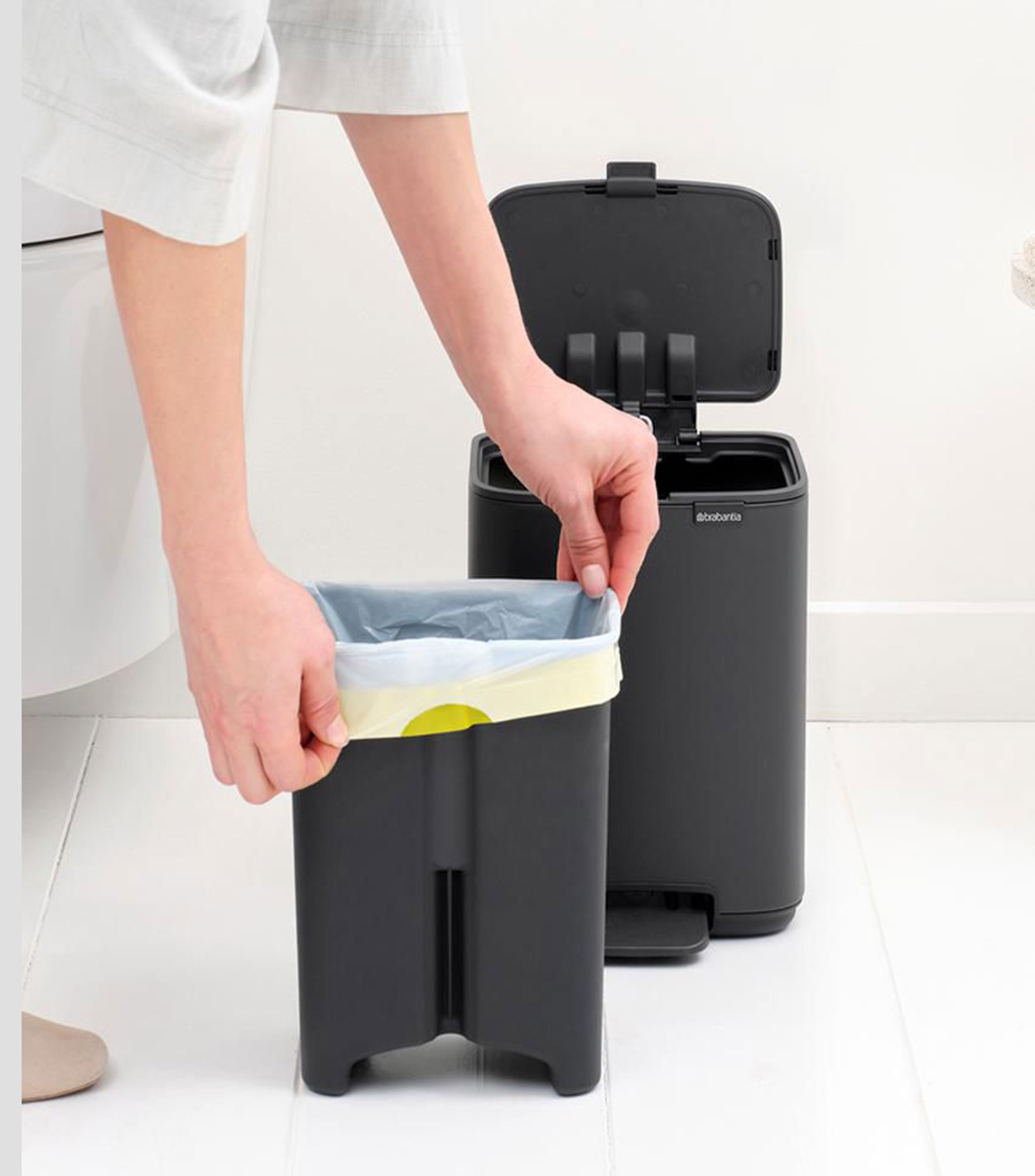 Bote para basura gris Bo Pedal Bin en acero inoxidable, 4 L