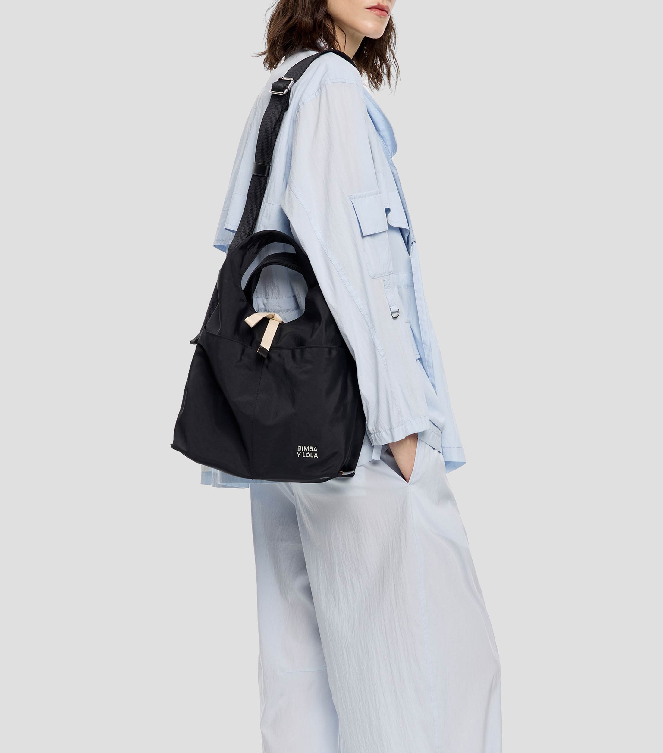 Bolsa Shoulder mediana nylon negra Mujer