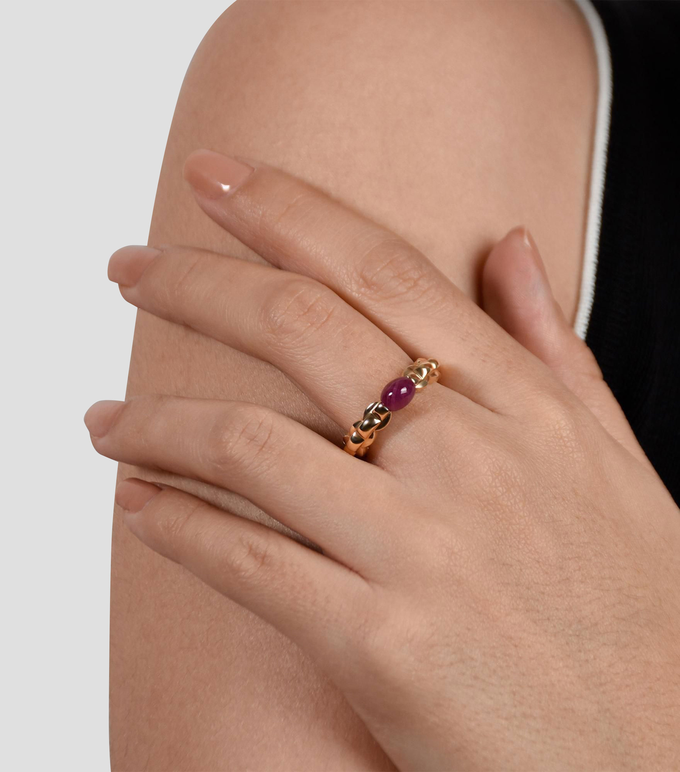 Anillo en Oro amarillo de 14 Kilates con rubí incrustado Mujer