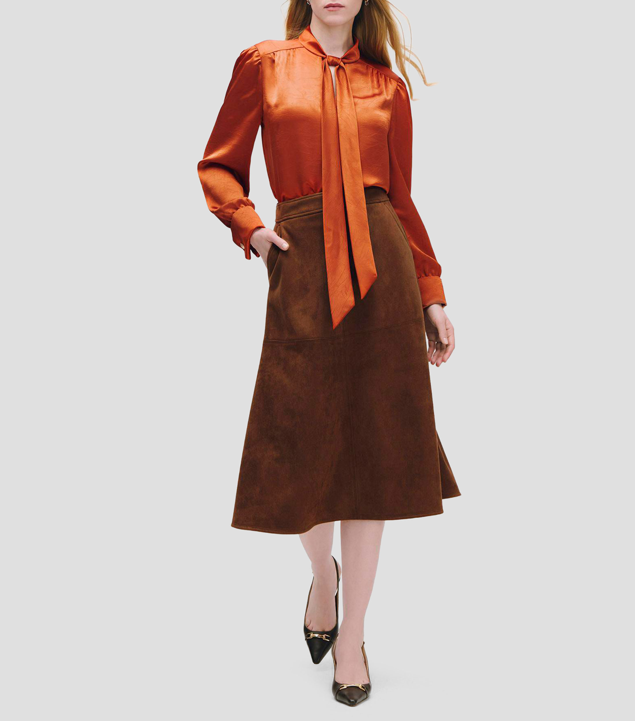 Blusa De Satín Ocre Efecto Craquelado Con Corbatín Mujer