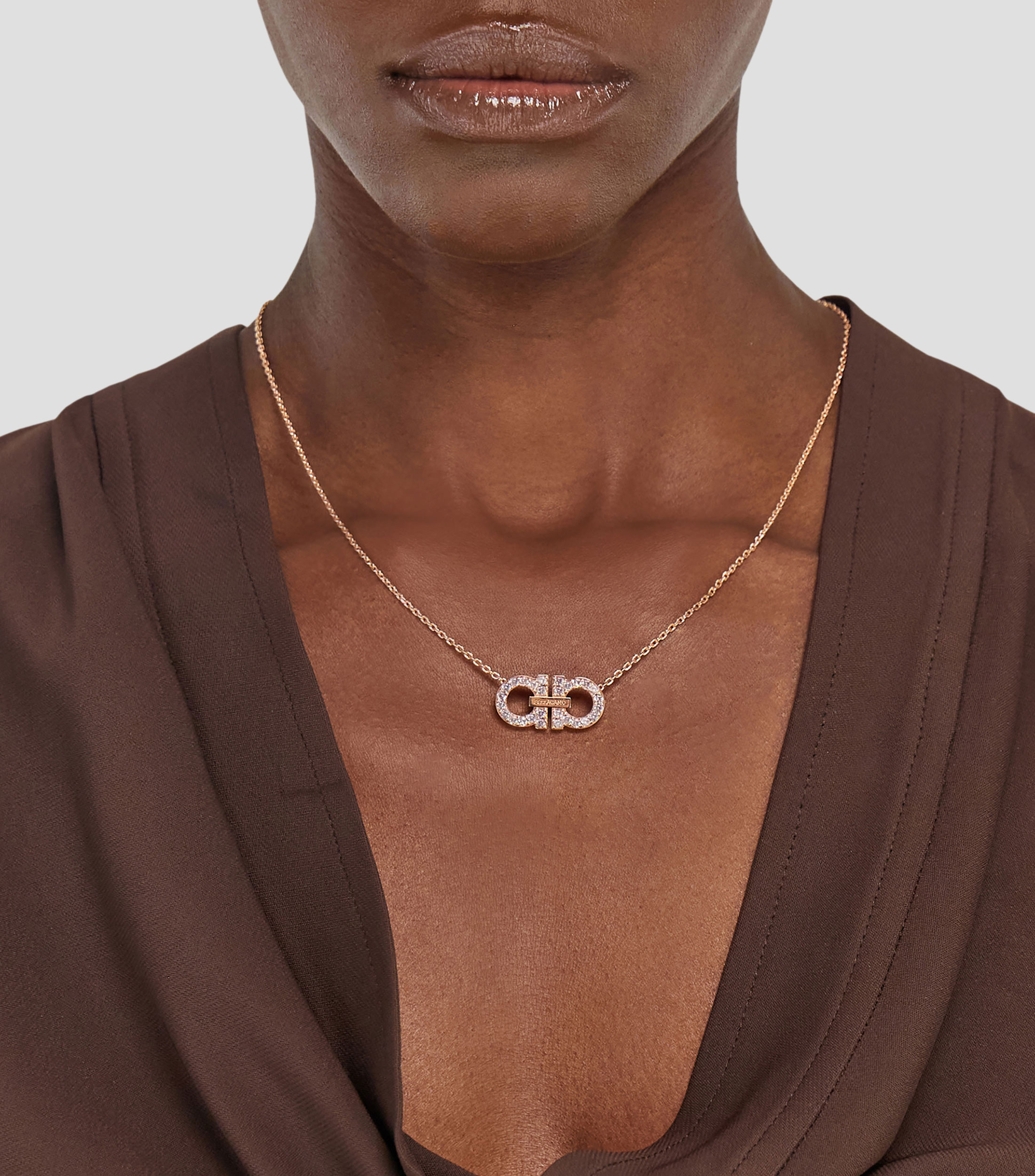 Collar con colgante Gancini y cristales Mujer