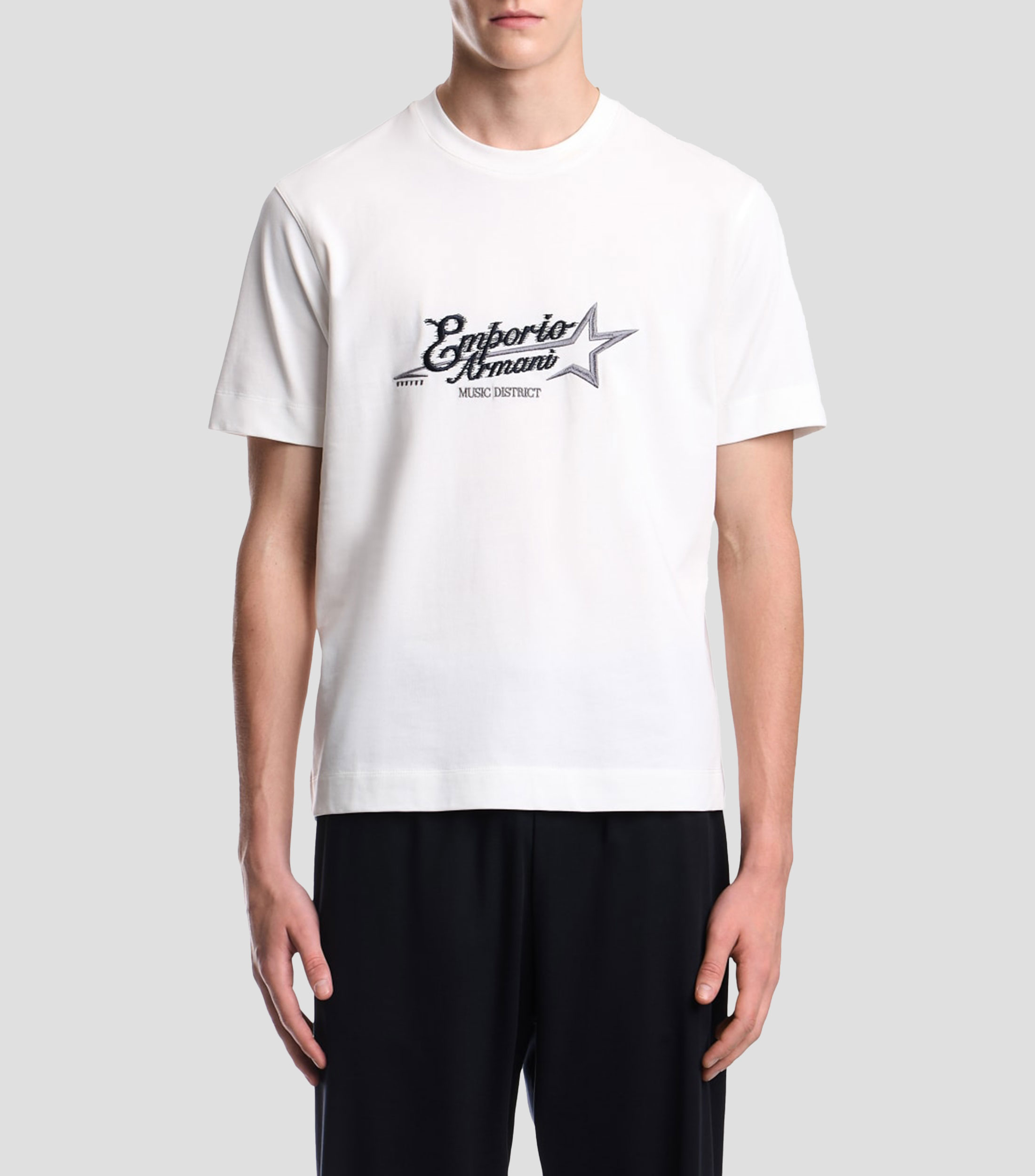 Playera cuello redondo manga corta bordado sólido Hombre