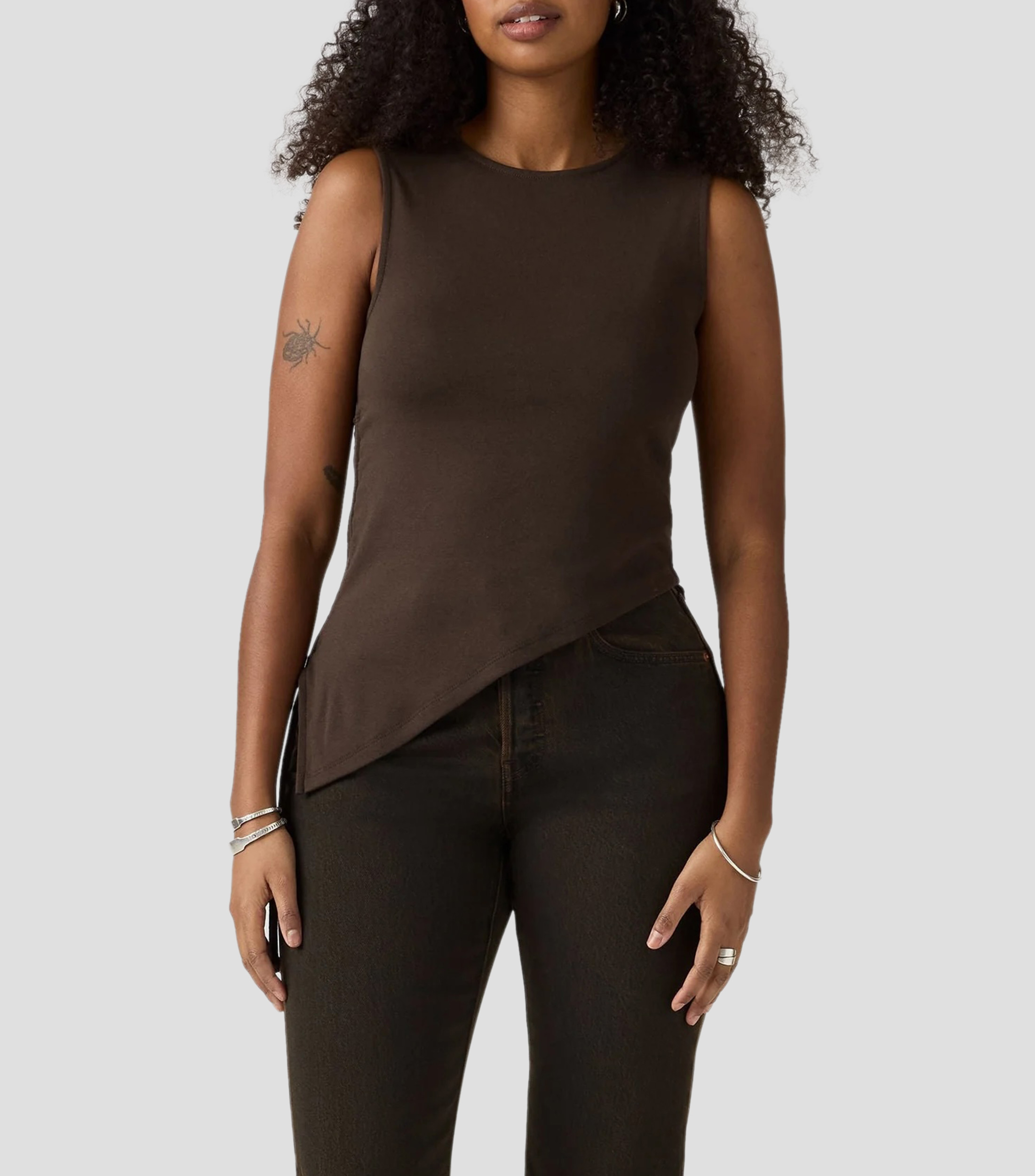 Playera cuello redondo sin mangas lisa Mujer