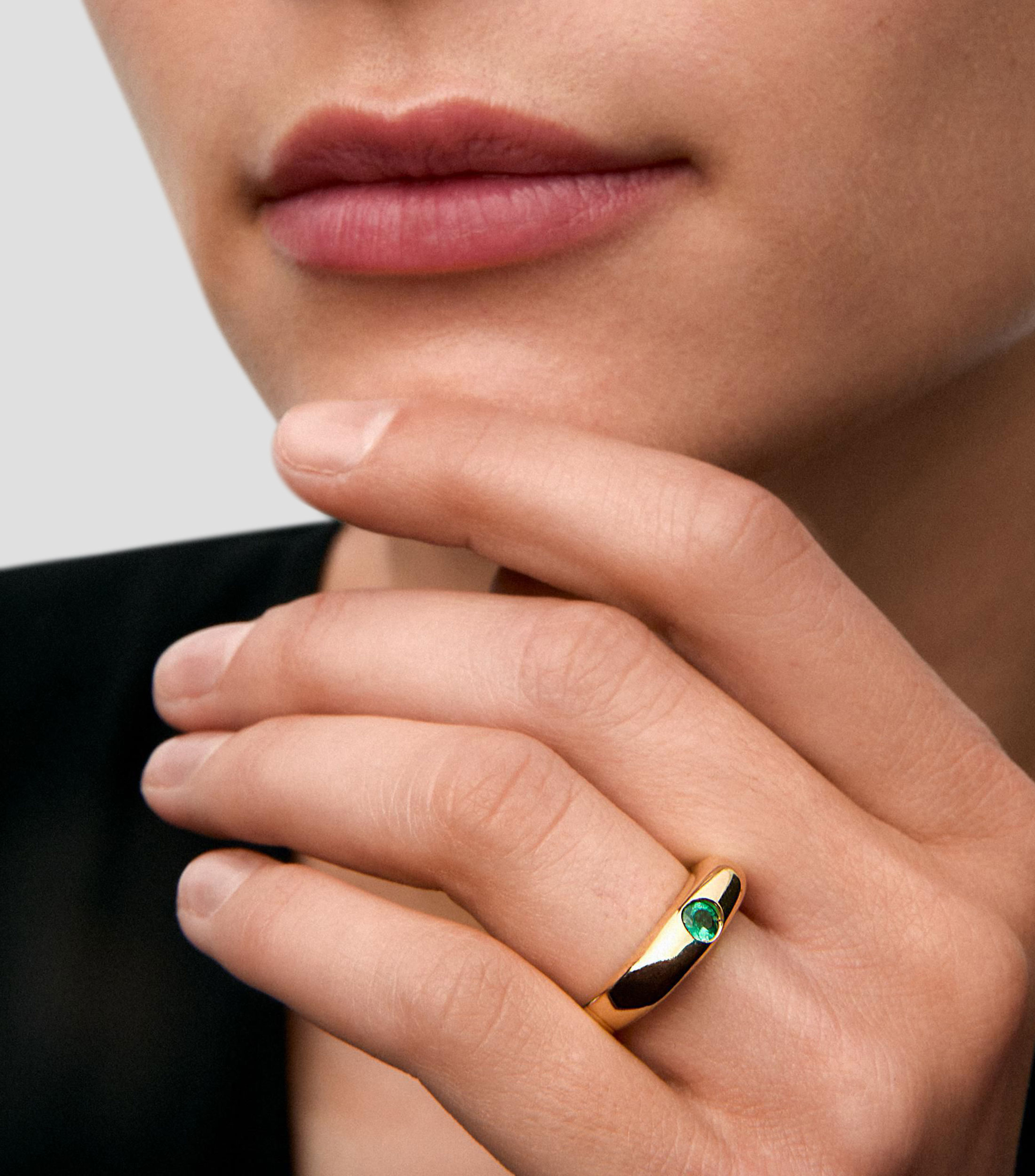 Anillo en Oro amarillo de 18 Kilates con esmeralda en talla brillante Mujer