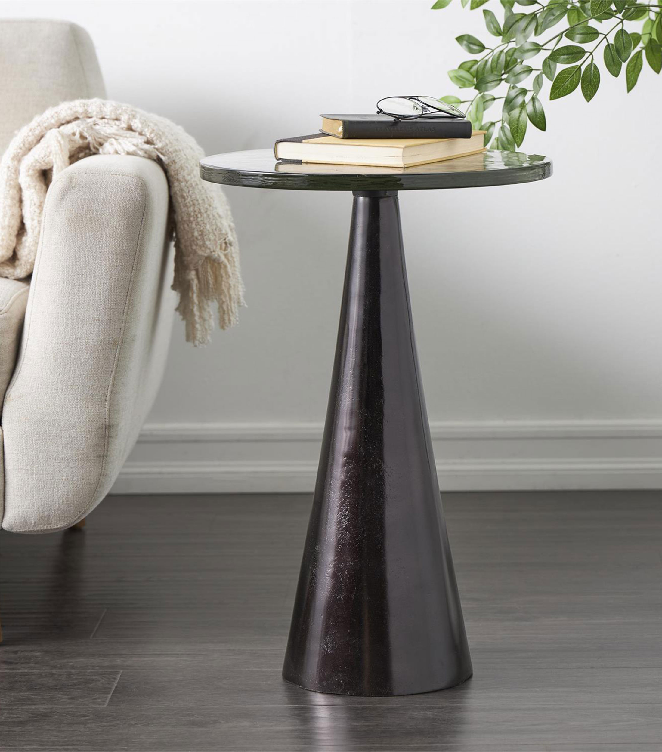 Mesa auxiliar en aluminio y vidrio negro