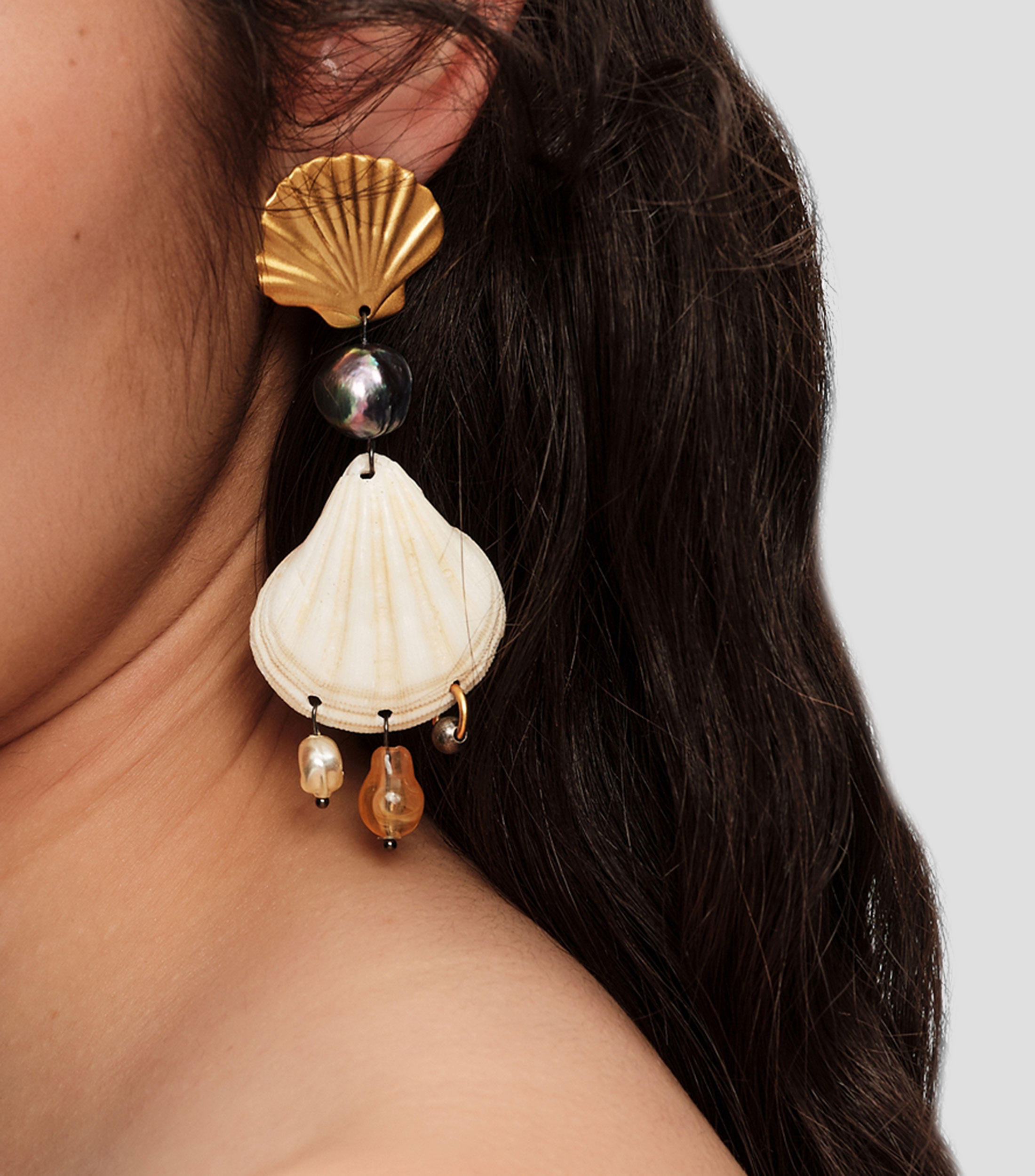 Aretes conchas naturales y metal dorado envejecido Mujer