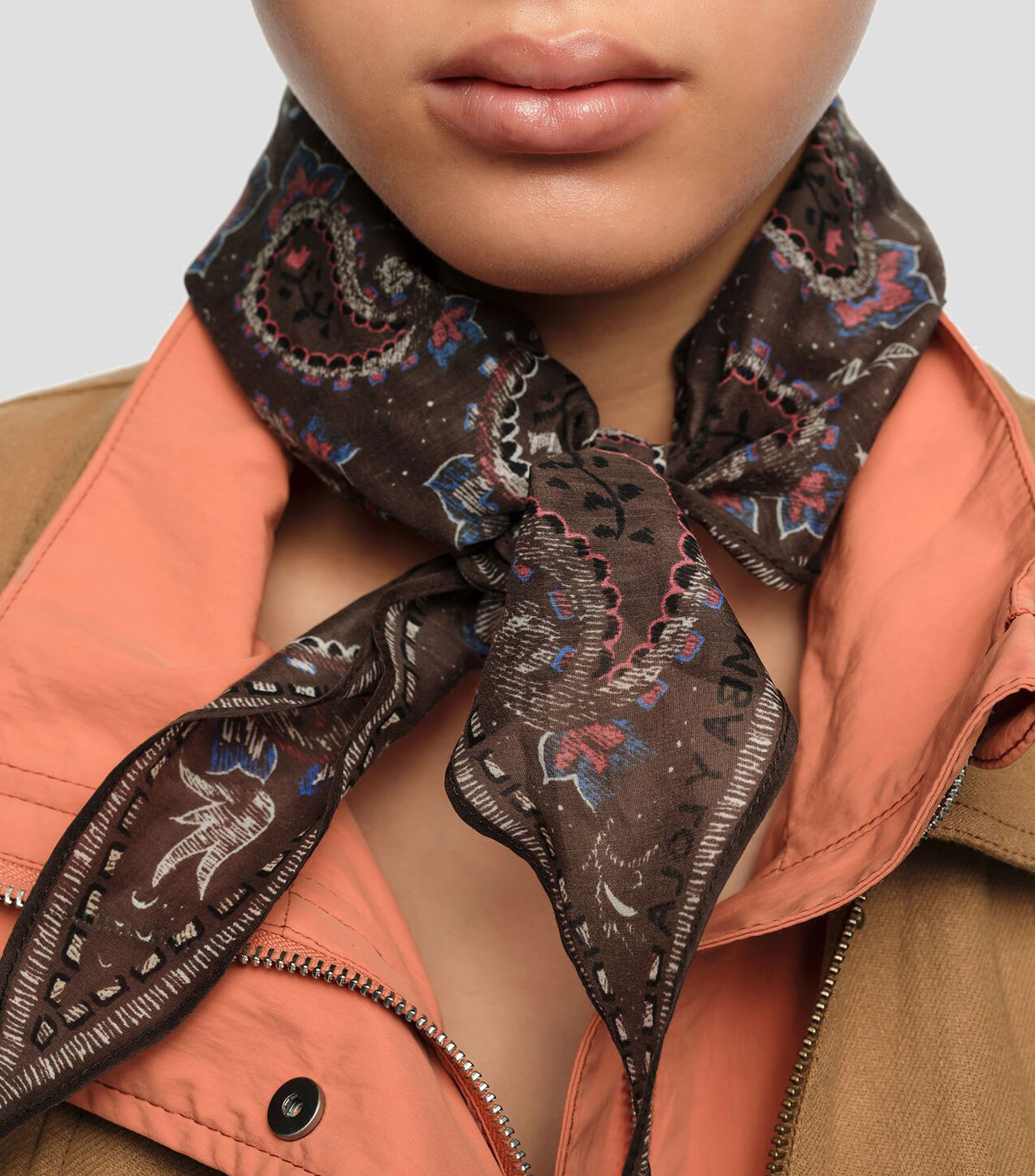 Pañuelo rombo paisley café Mujer