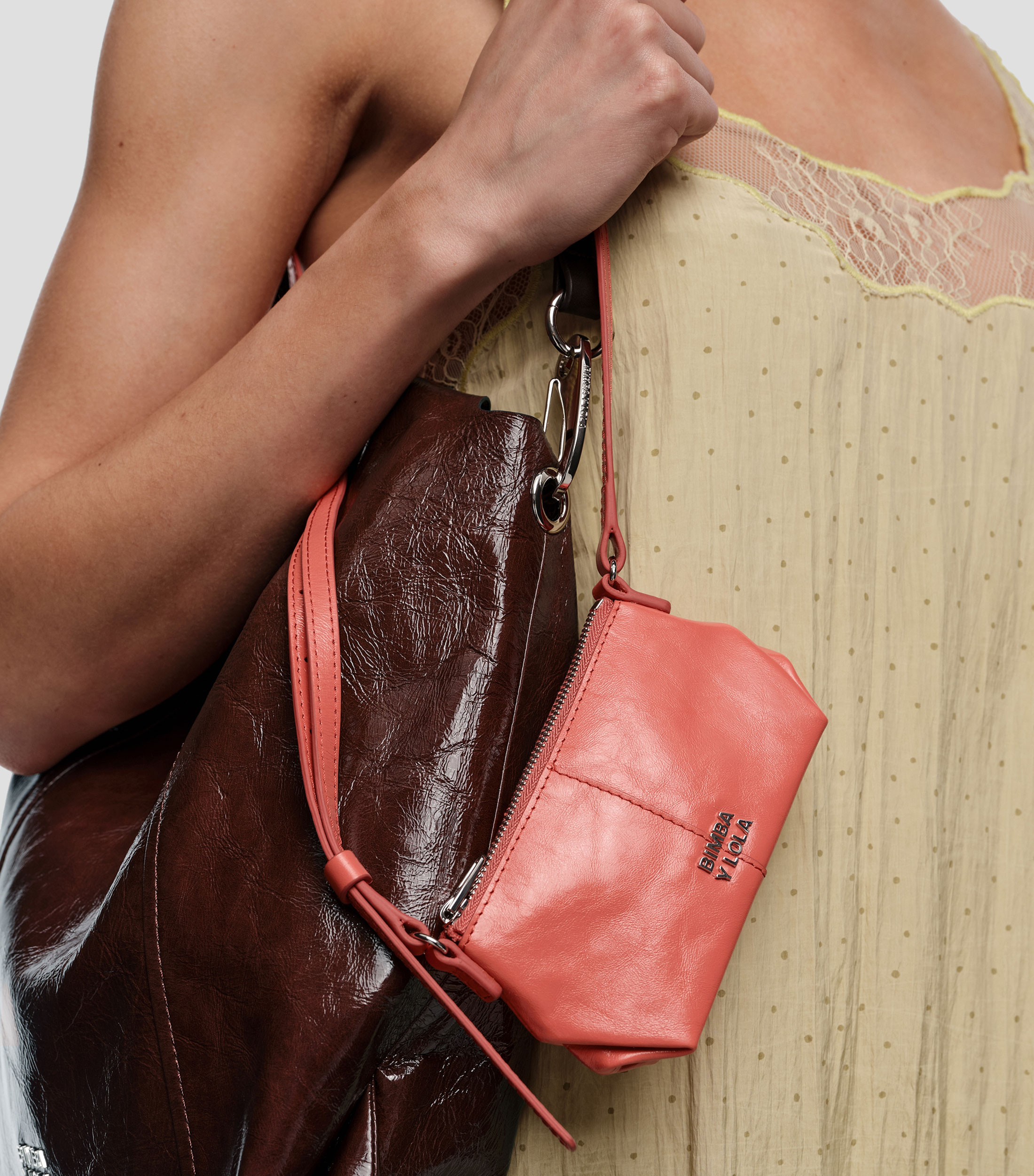 Bolsa crossbody en piel lisa Mujer