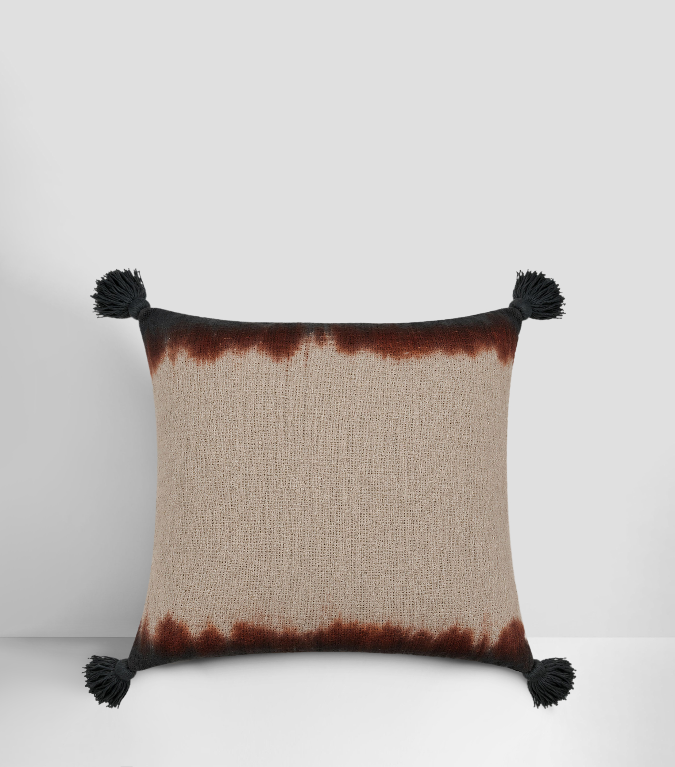 Cojín decorativo con borlas