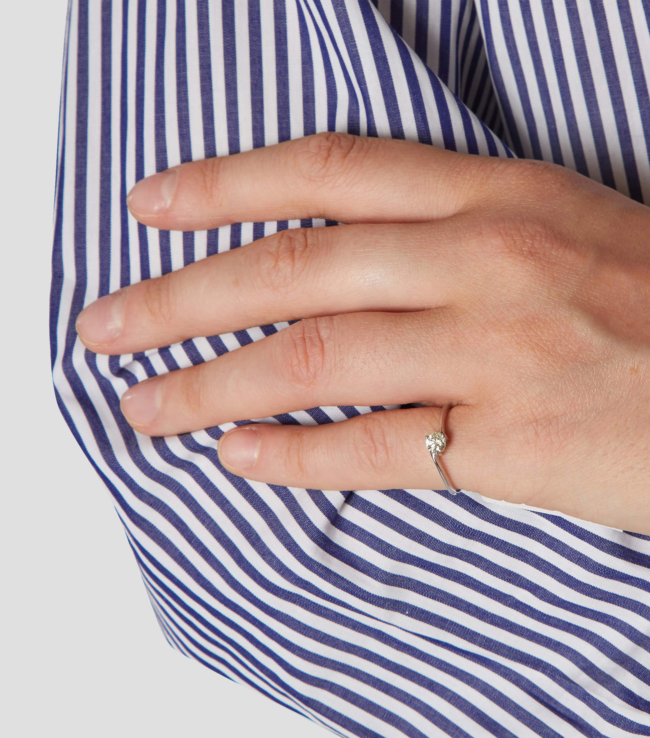 Anillo solitario en oro blanco de 14 kilates Mujer