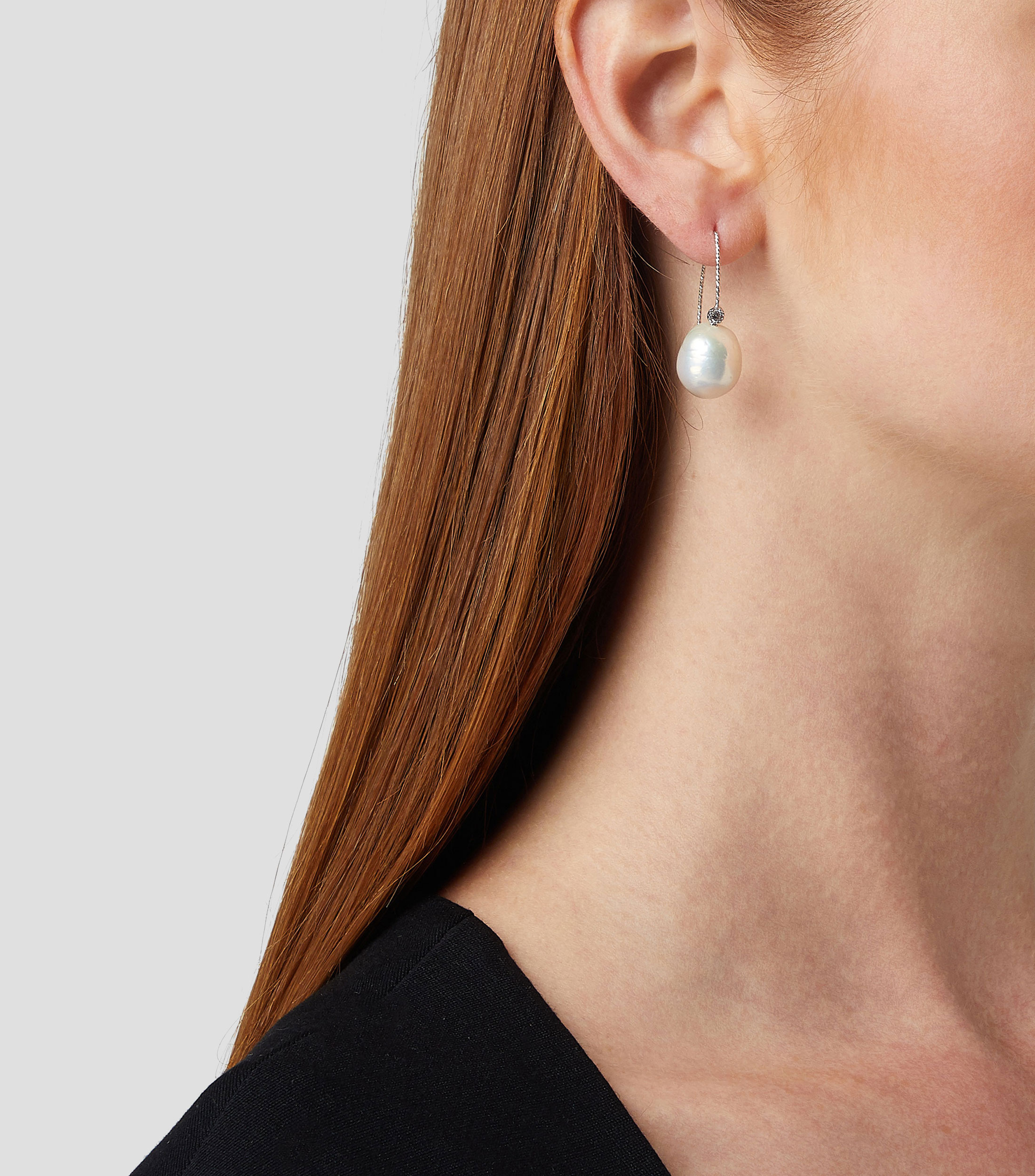 Aretes en plata .925 en forma de gancho con pequeña incrustación de zirconia y perla cultivada Mujer