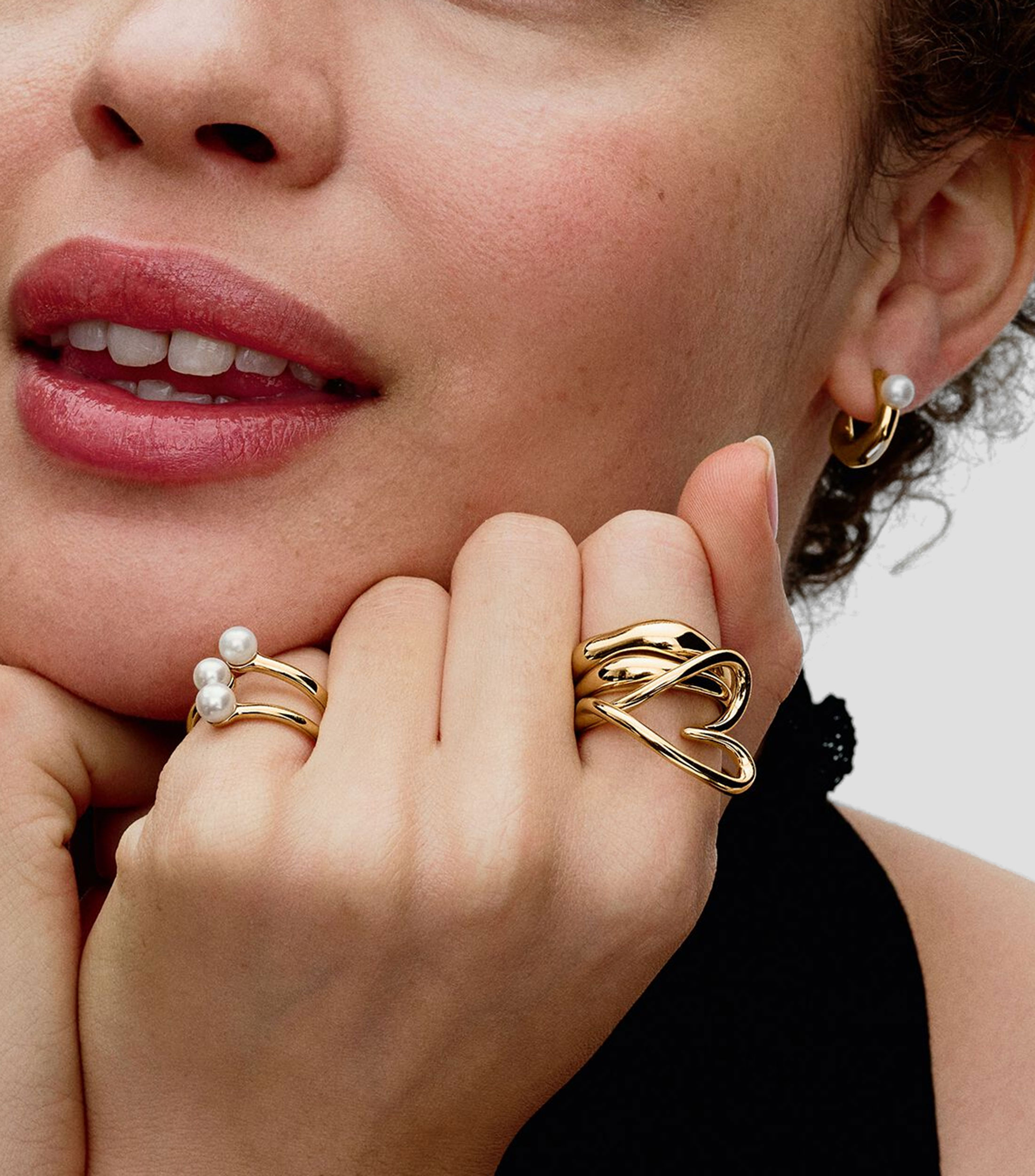 Aretes con forma orgánica y perlas Mujer