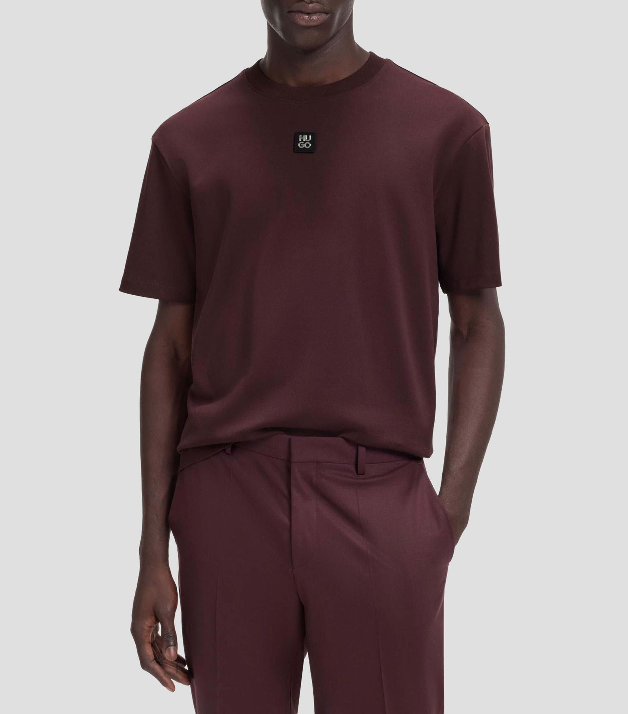 Playera en algodón interlock con insignia metálica y logo apilado Hombre