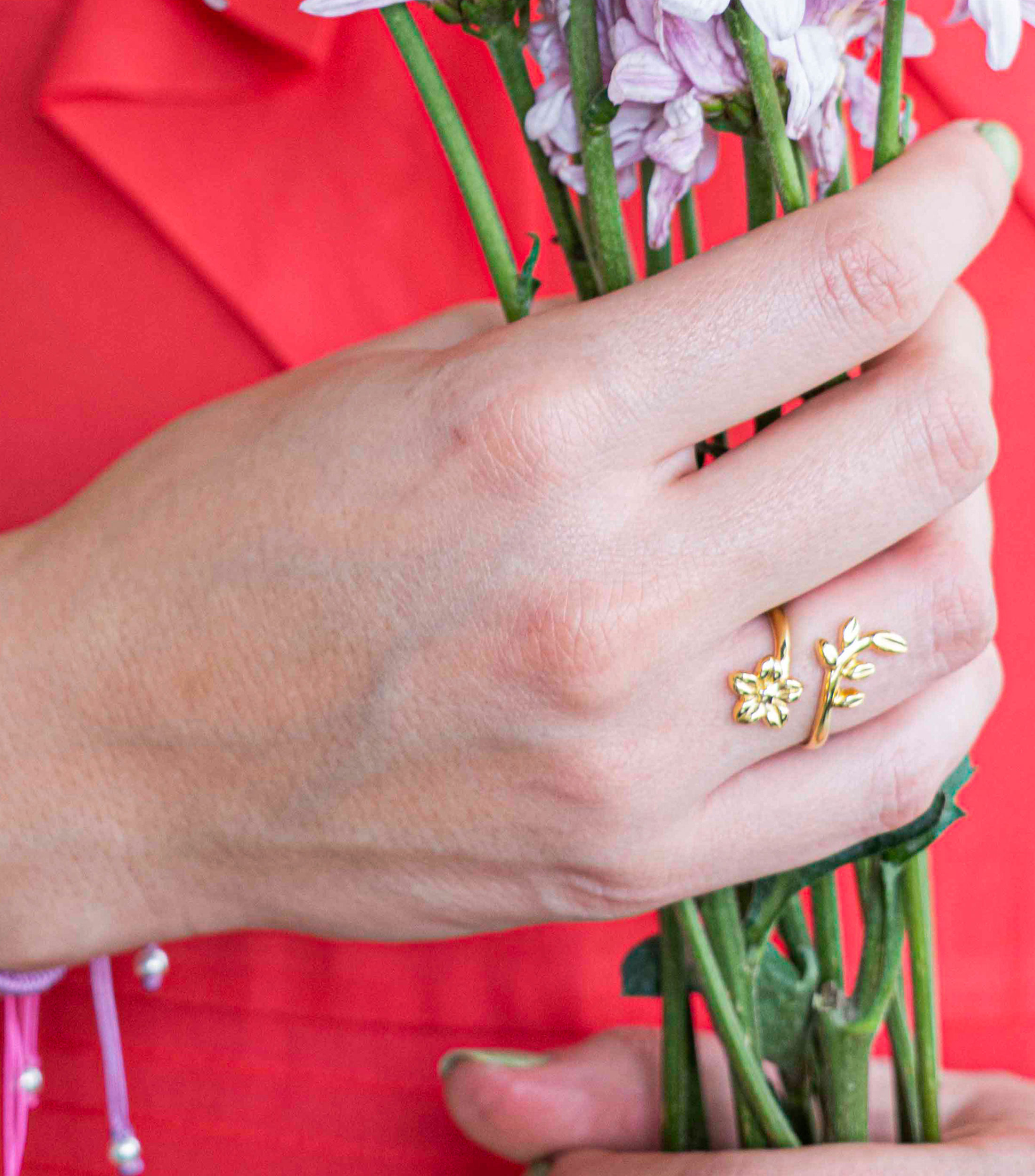 Anillo Cruzado Flor con Hojas Dorado Mujer