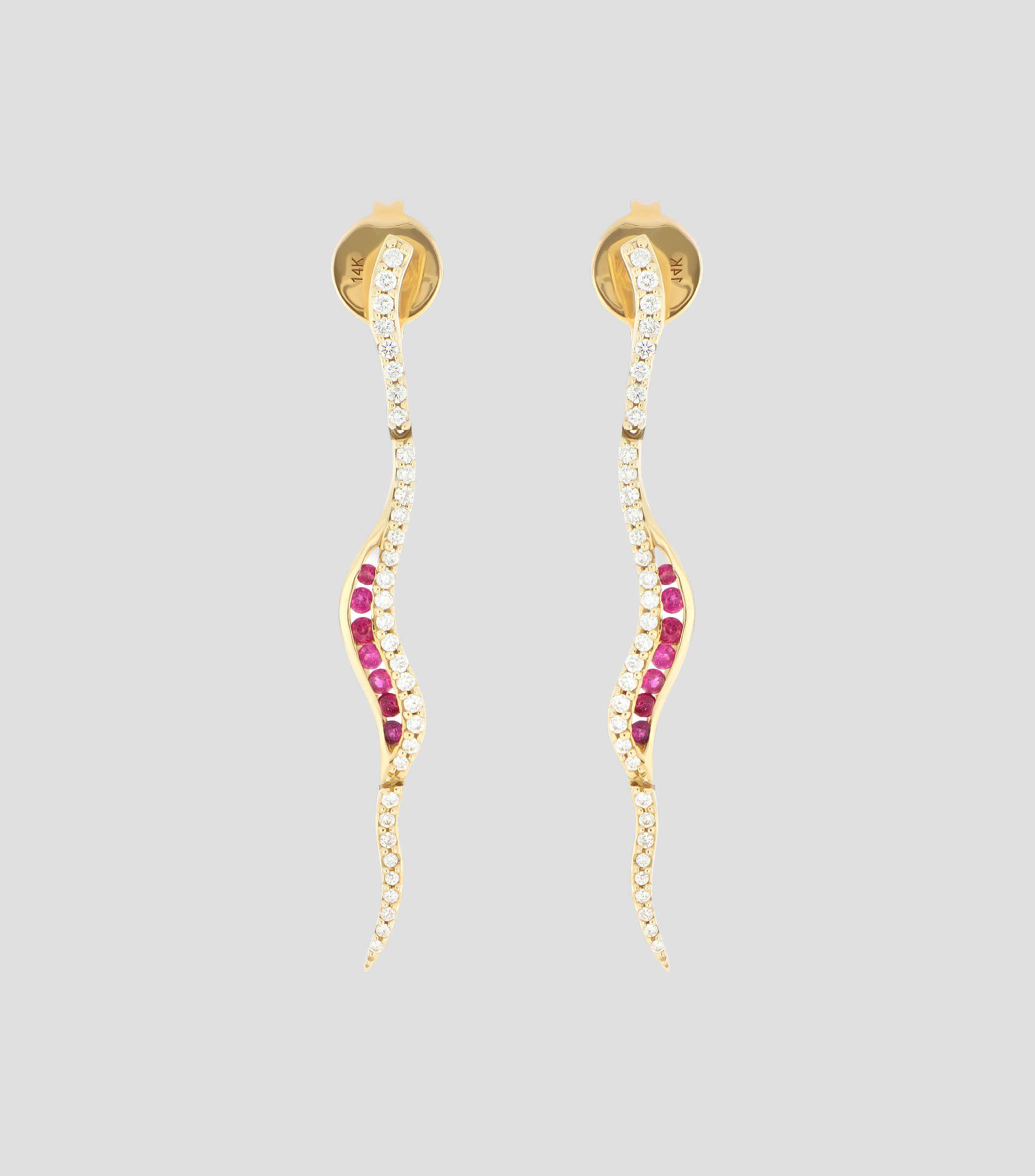 Aretes en oro amarillo de 14 kilates con diamantes y rubíes Mujer