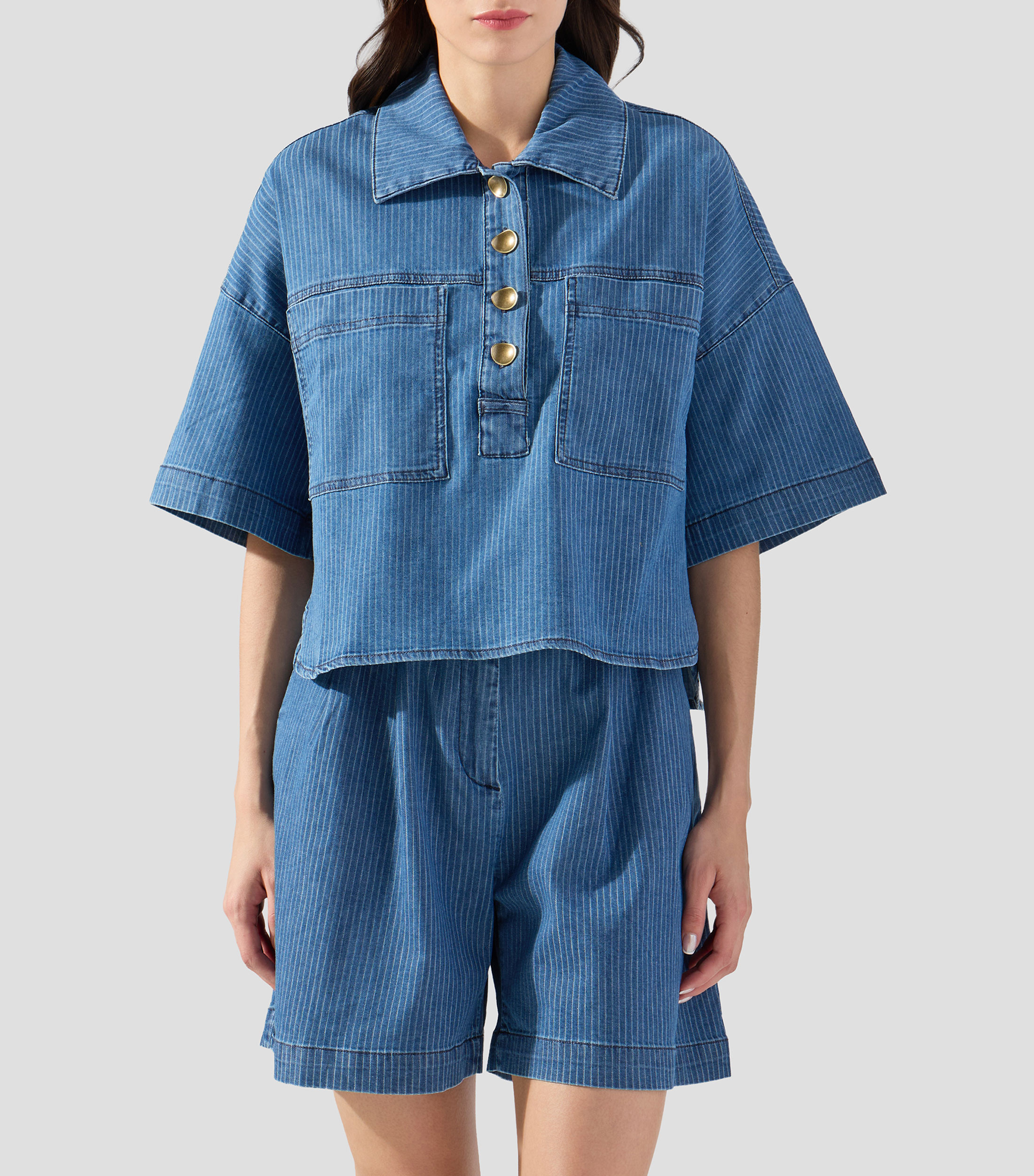 Camisa de mezclilla con rayas y manga corta Mujer