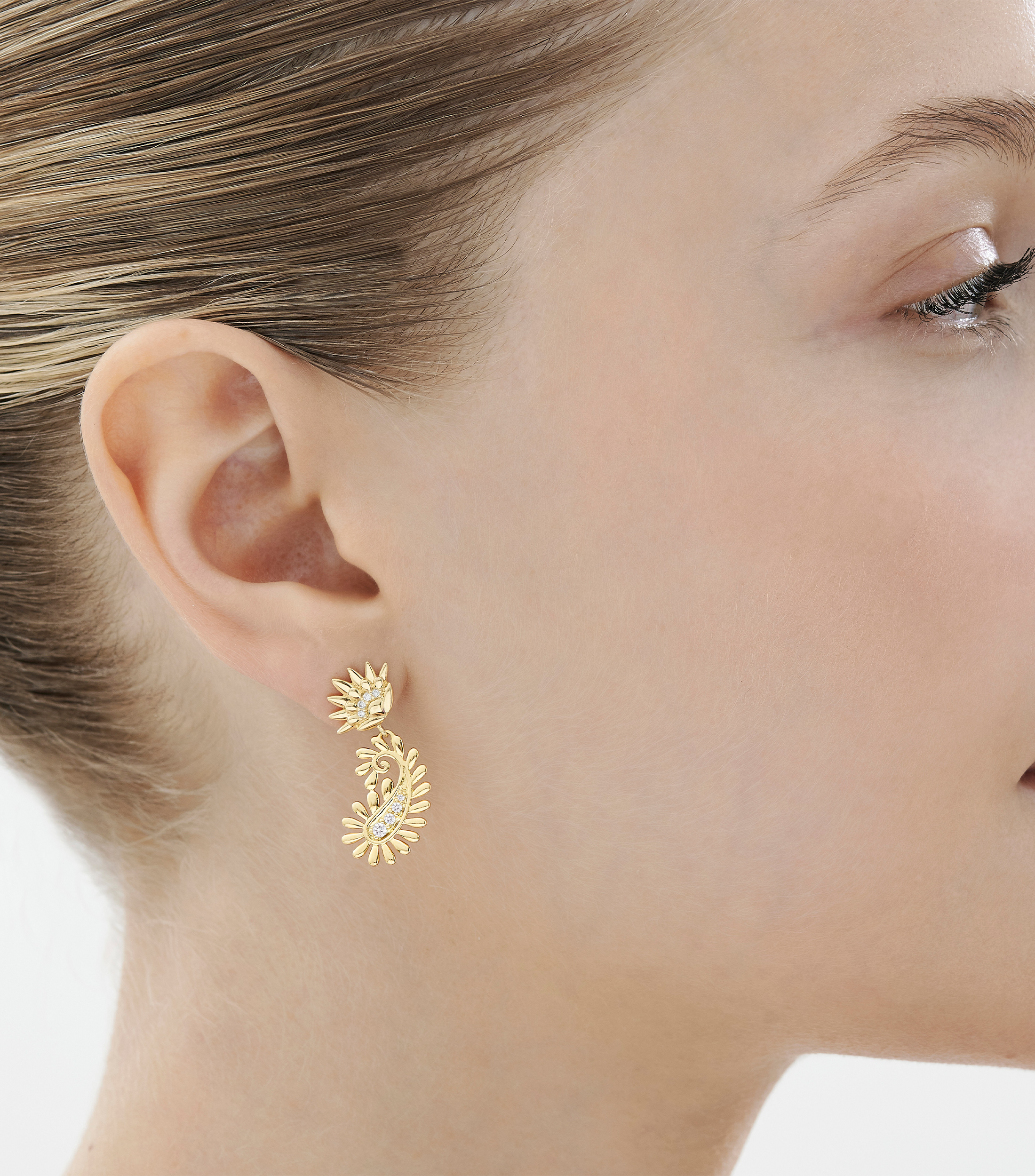 Aretes en Oro amarillo de 18 Kilates curvos con diamantes Mujer