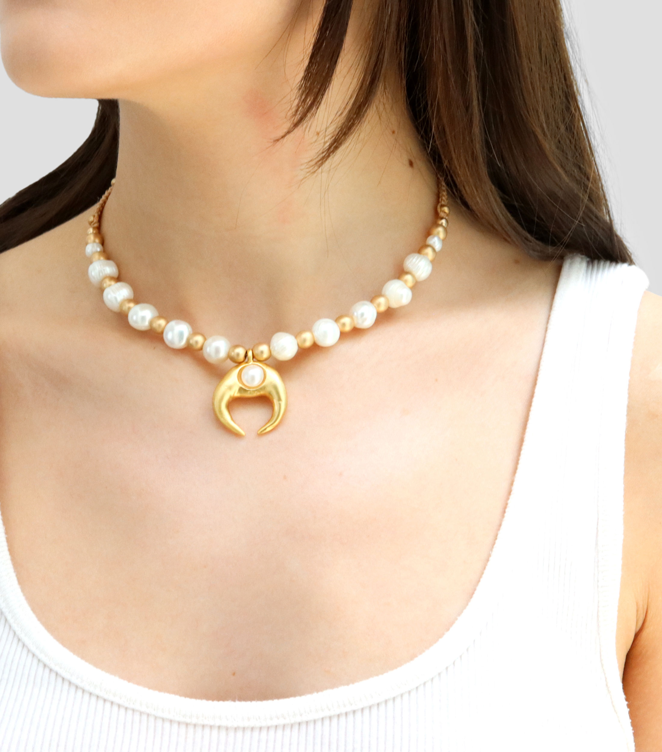 Collar con cuerno y perlas Mujer