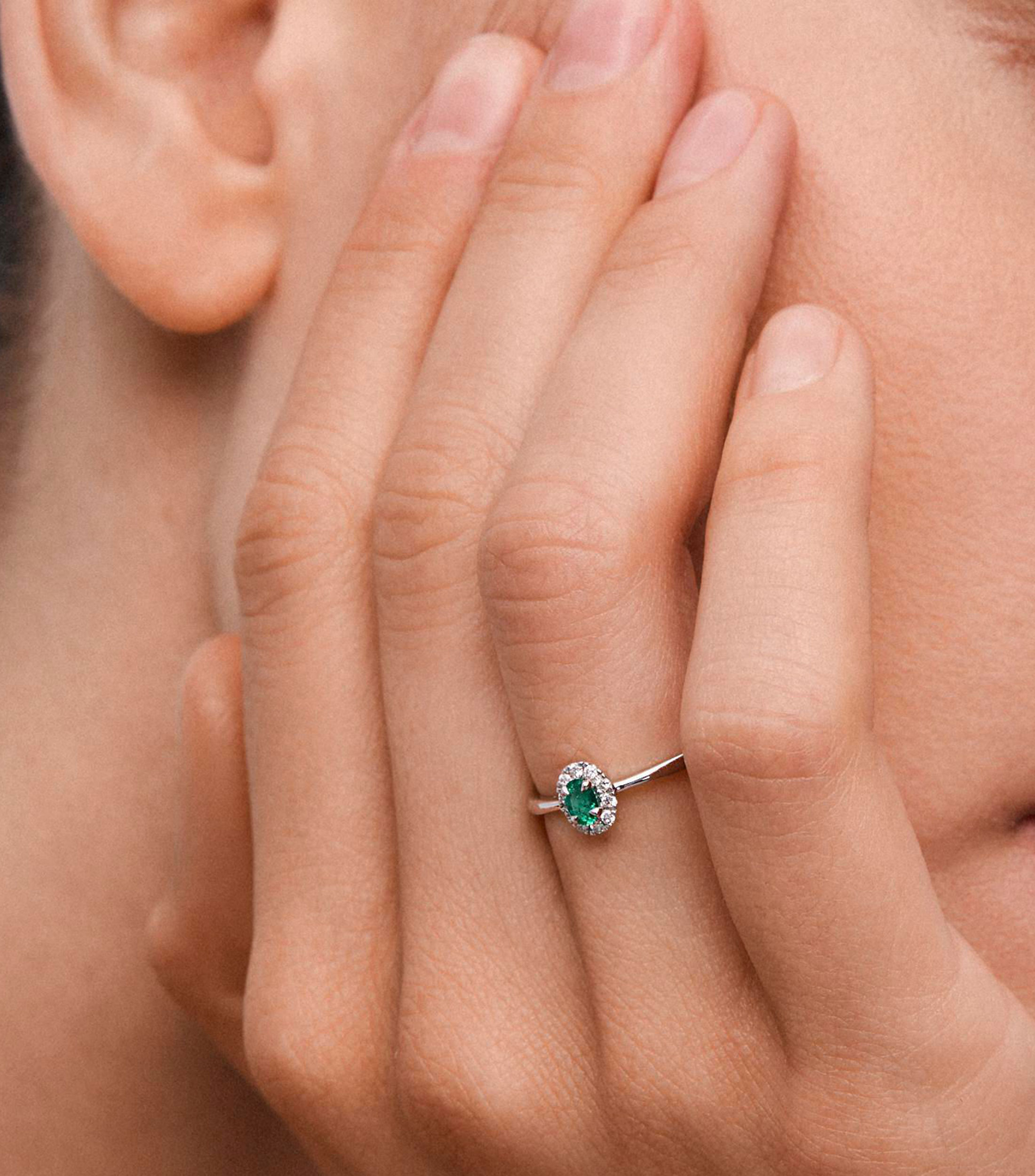 Anillo en Oro blanco de 18 Kilates Big Three con esmeralda Mujer