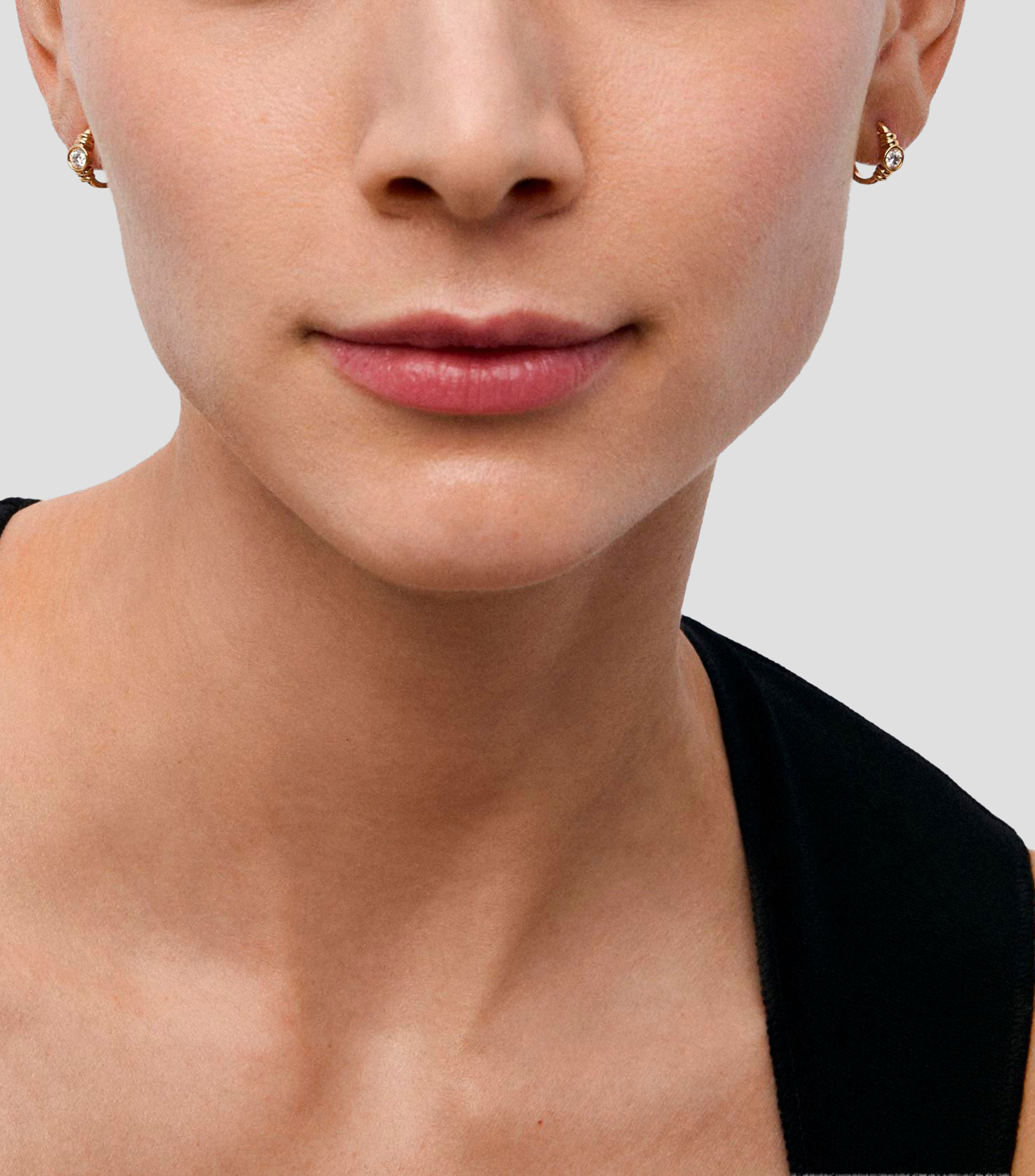 Aretes de aro en Oro amarillo de 18 Kilates con diamantes en talla brillante Mujer
