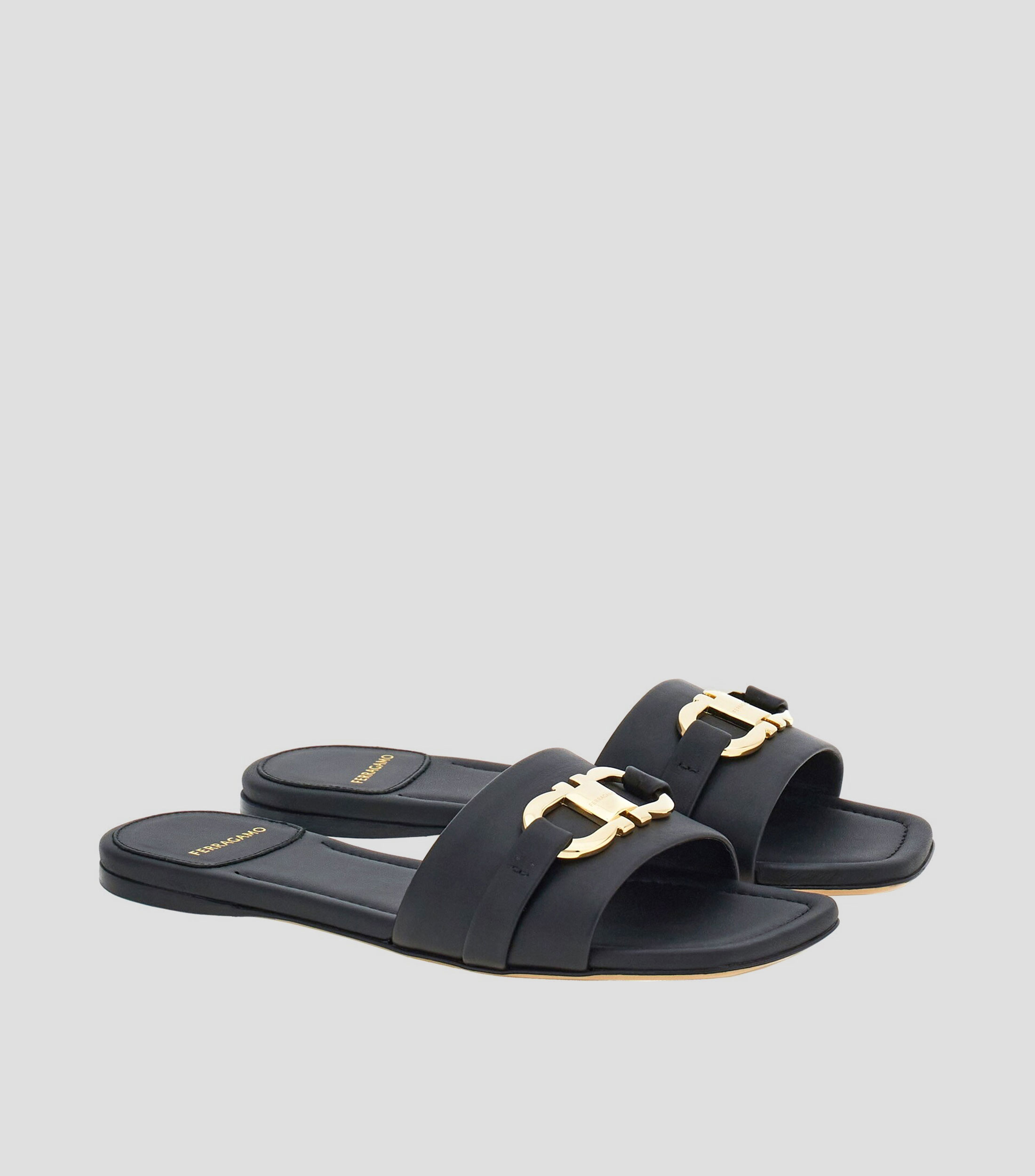 Sandalias planas con Gancini Mujer