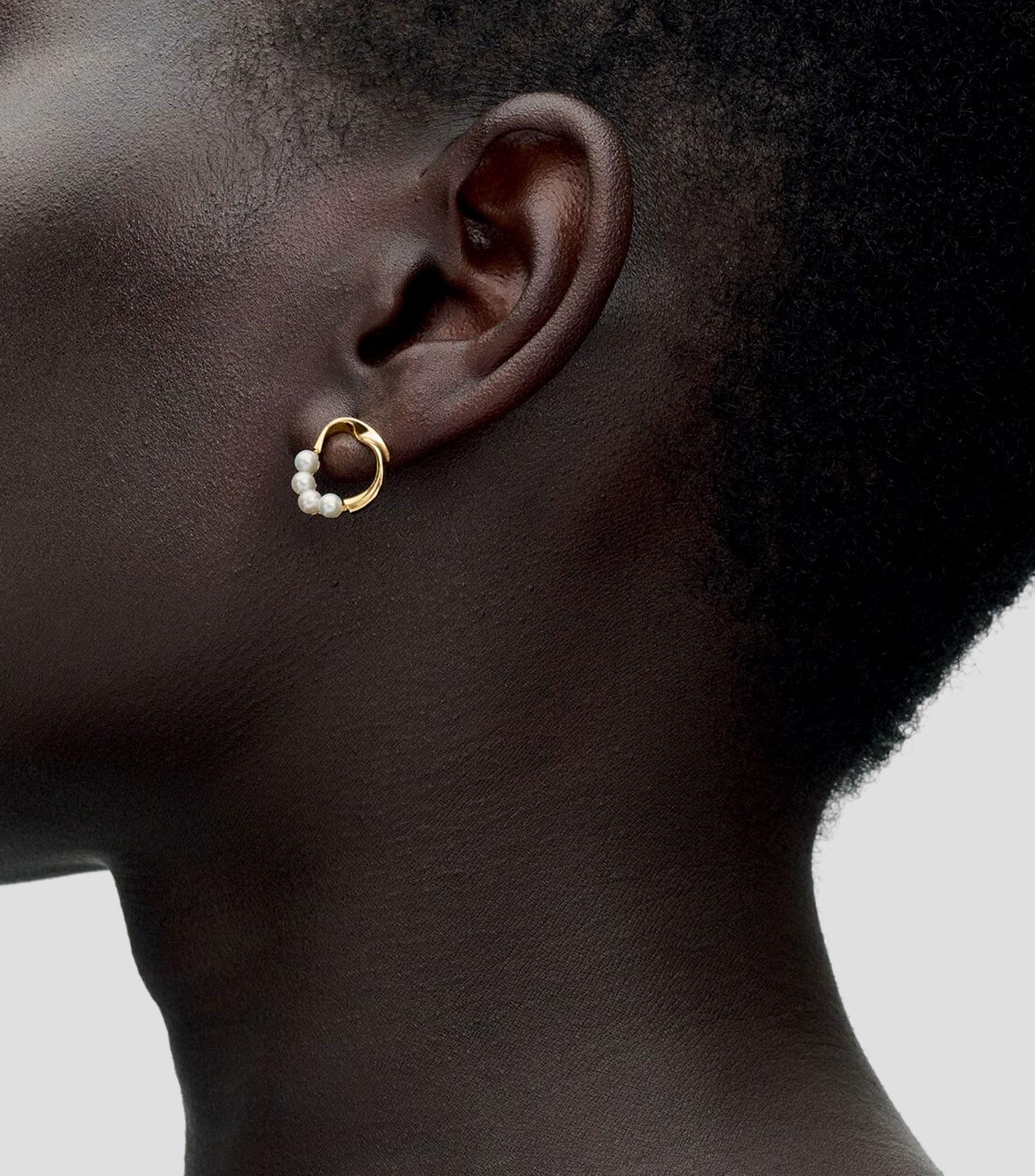 Aretes con forma orgánica y perlas Mujer