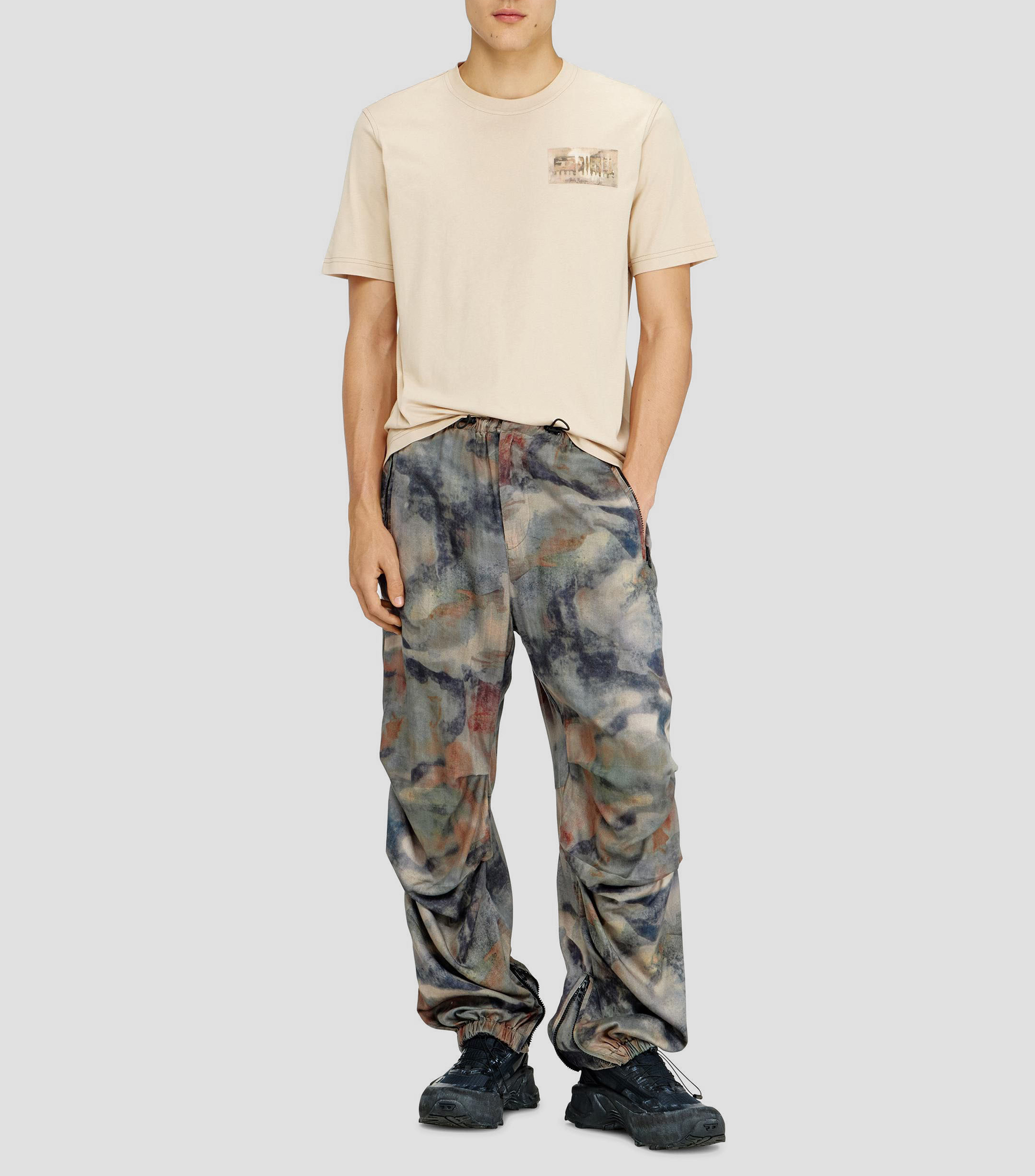 Playera cuello redondo manga corta fantasía con parche de camuflaje Hombre