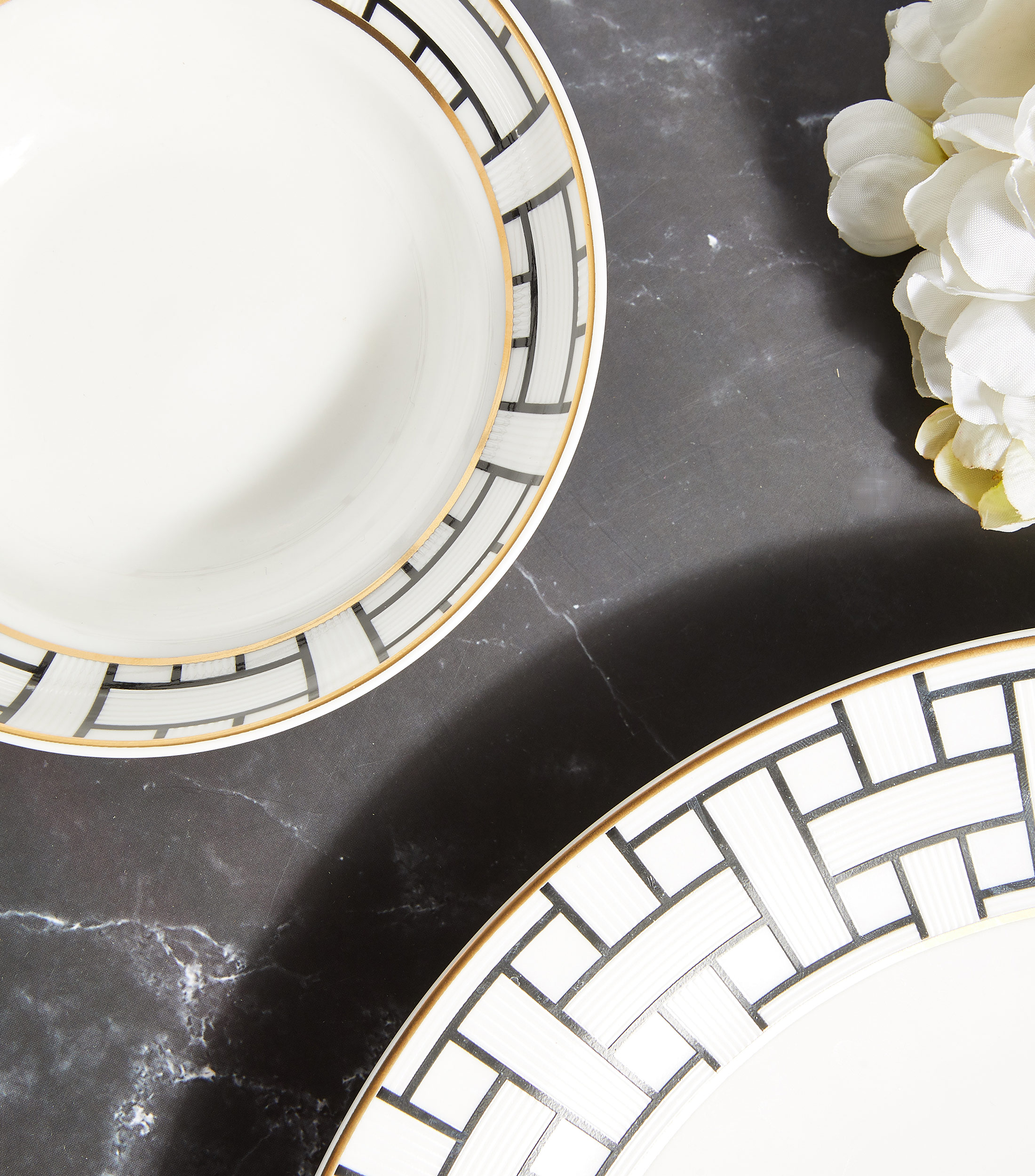 Plato extendido Wicker en porcelana blanca