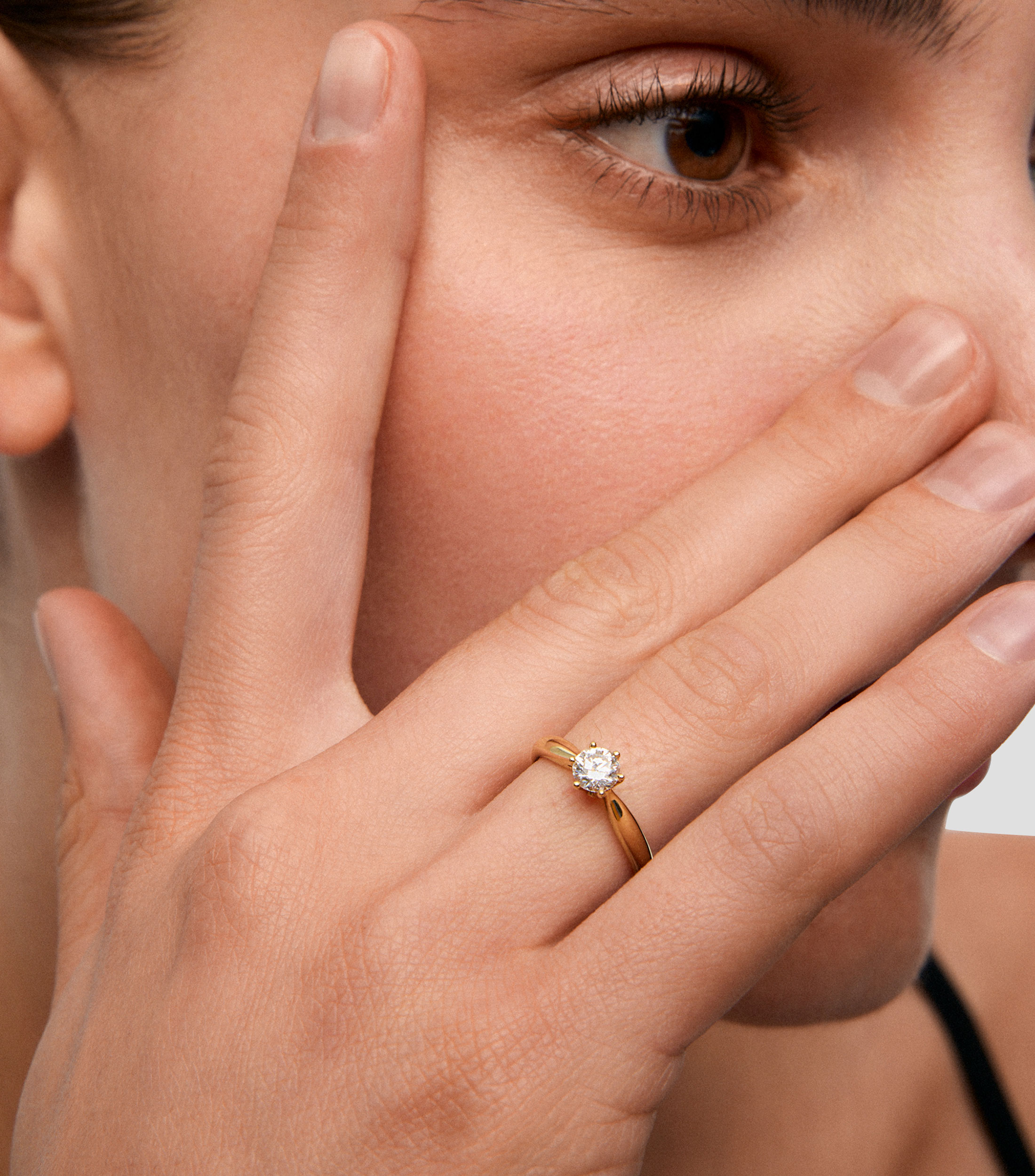 Anillo solitario en oro amarillo de 18 kilates con diamantes Mujer