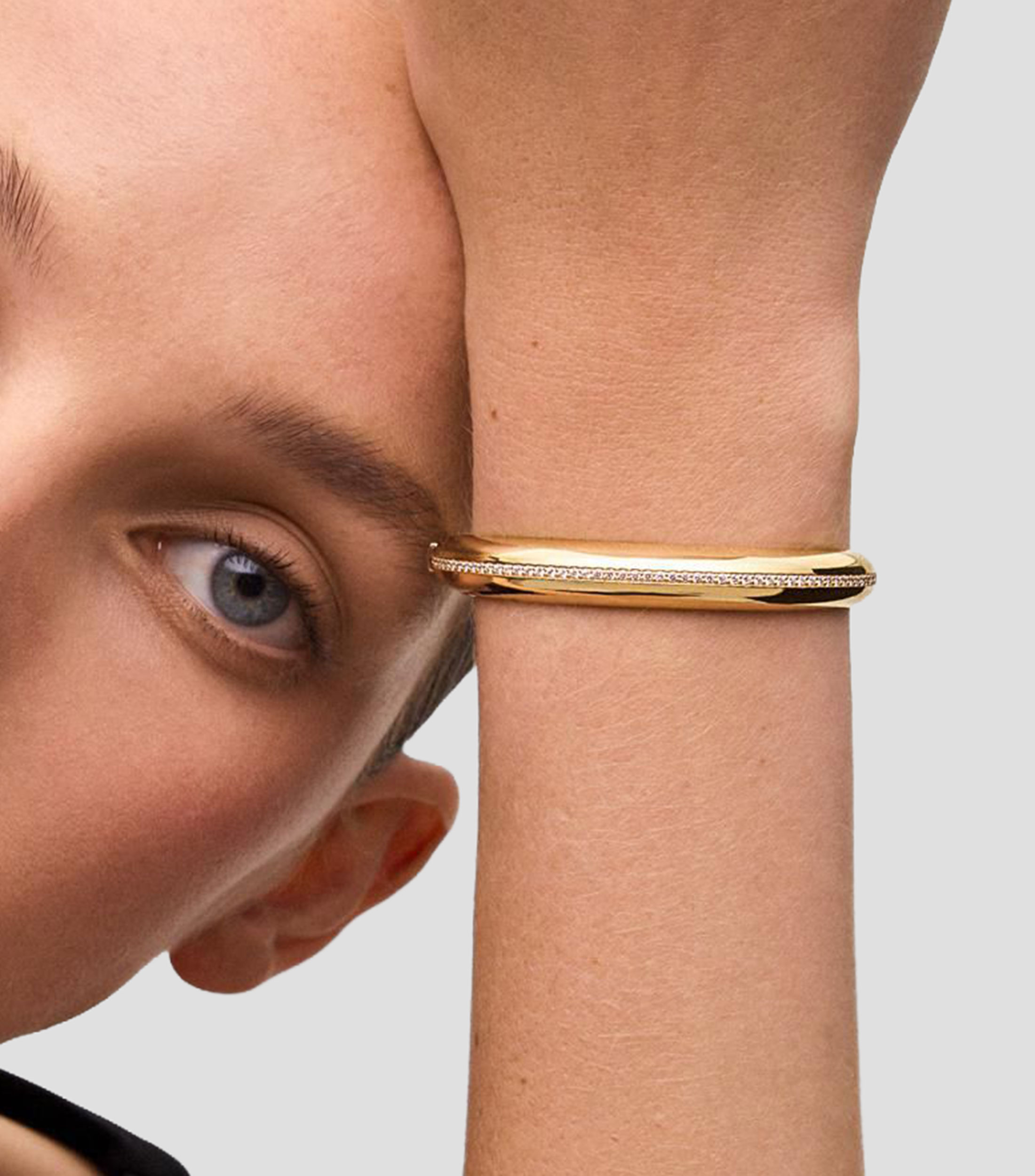 Brazalete rígida en Oro amarillo de 18 Kilates con diamantes Mujer