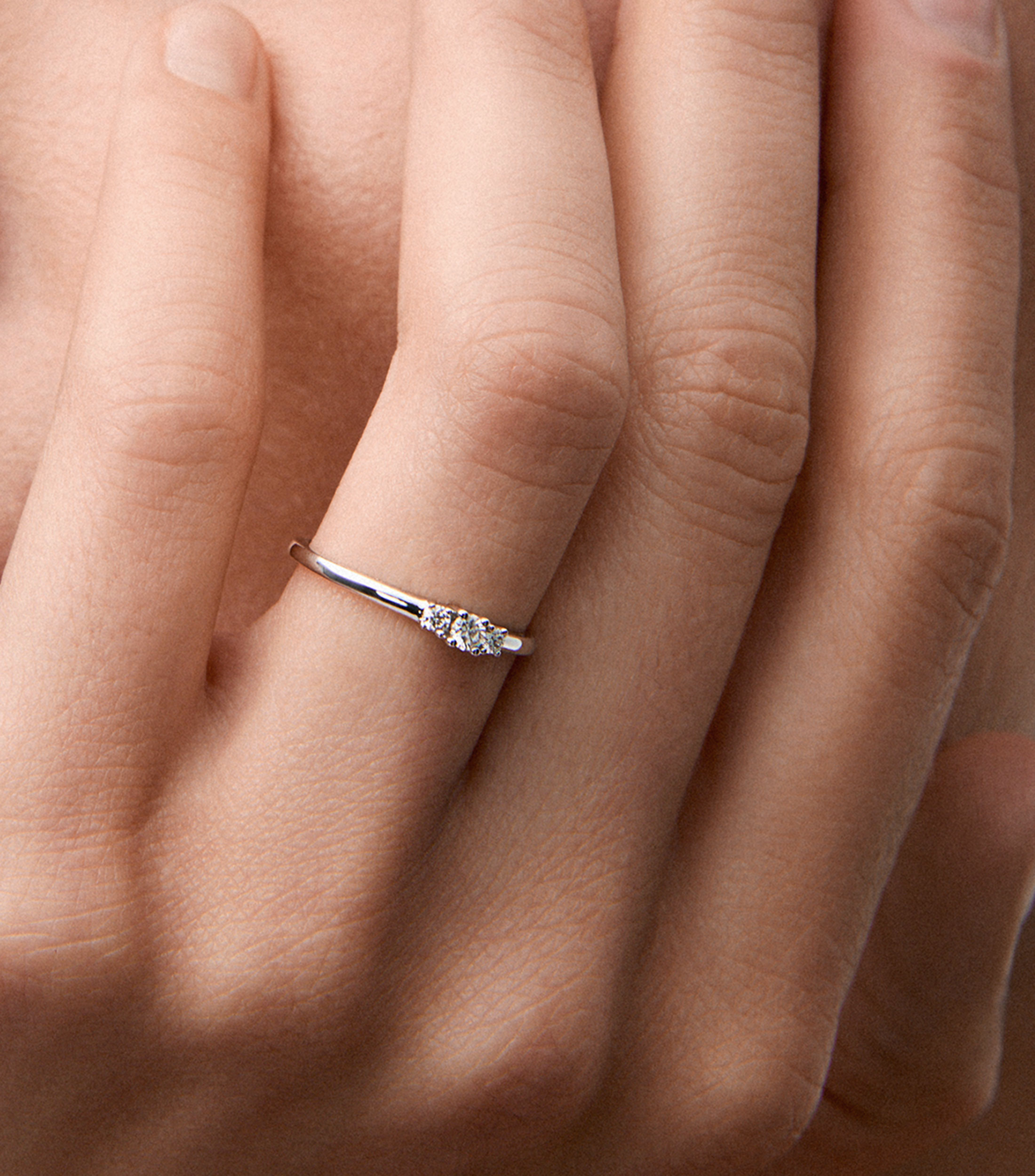 Anillo tresillo en Oro blanco de 18 Kilates con diamantes Mujer