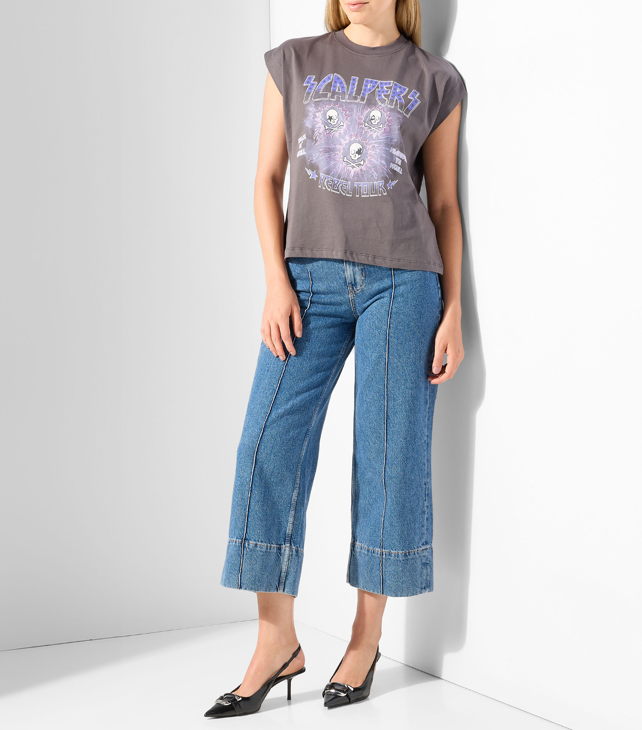Playera cuello redondo manga corta con craneos Mujer