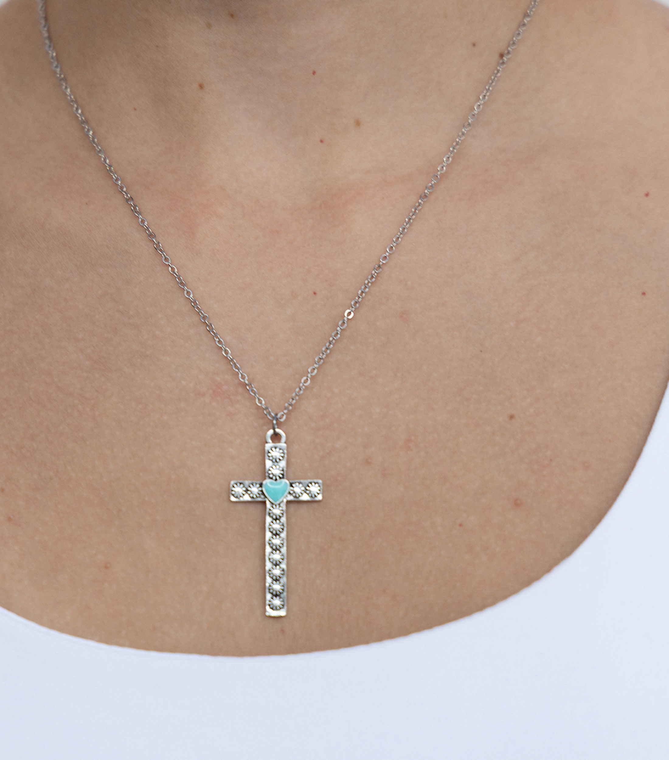 Collar cruz con corazón Mujer