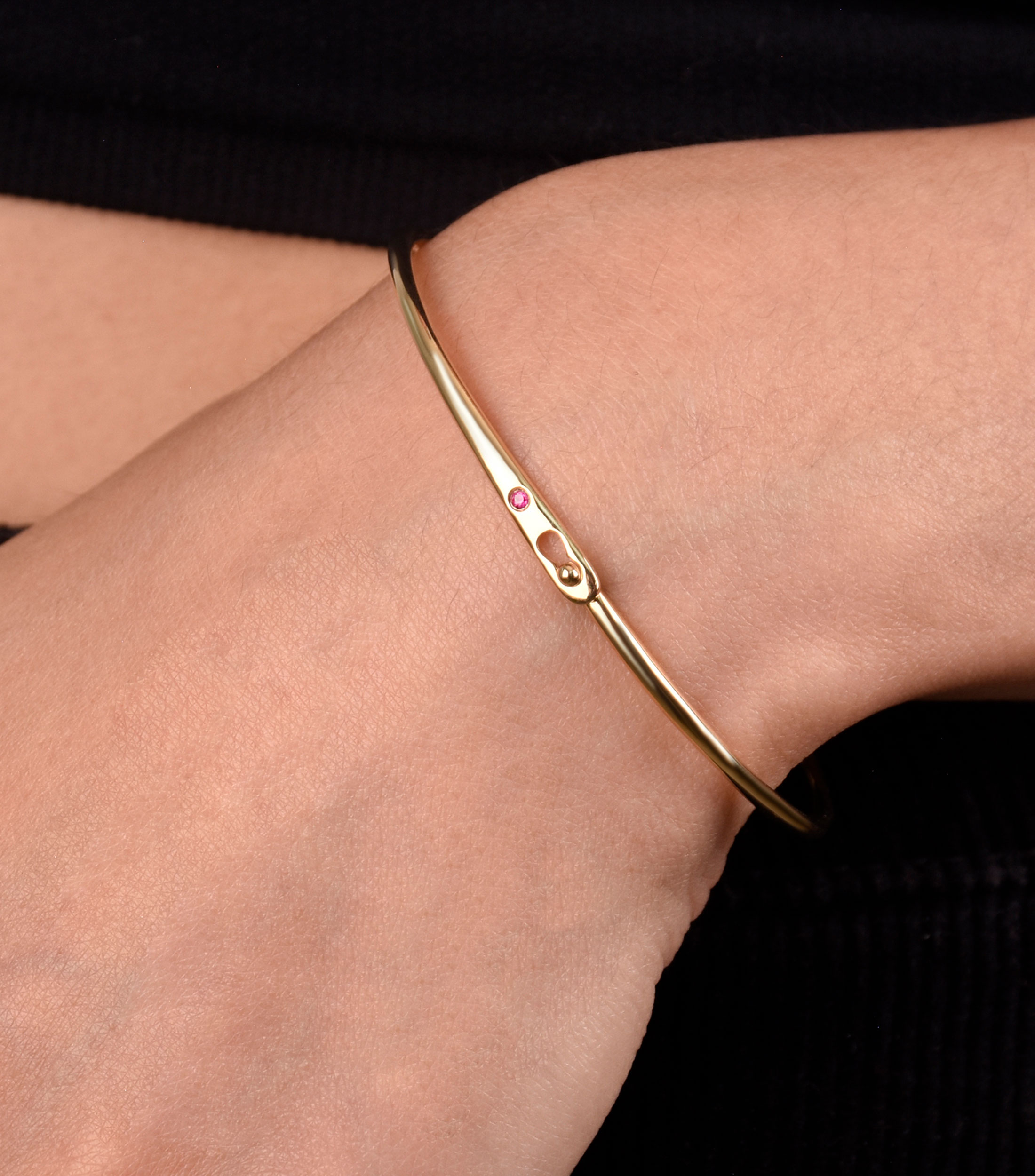 Pulsera en oro rosa de 18 kilates con rubí Mujer