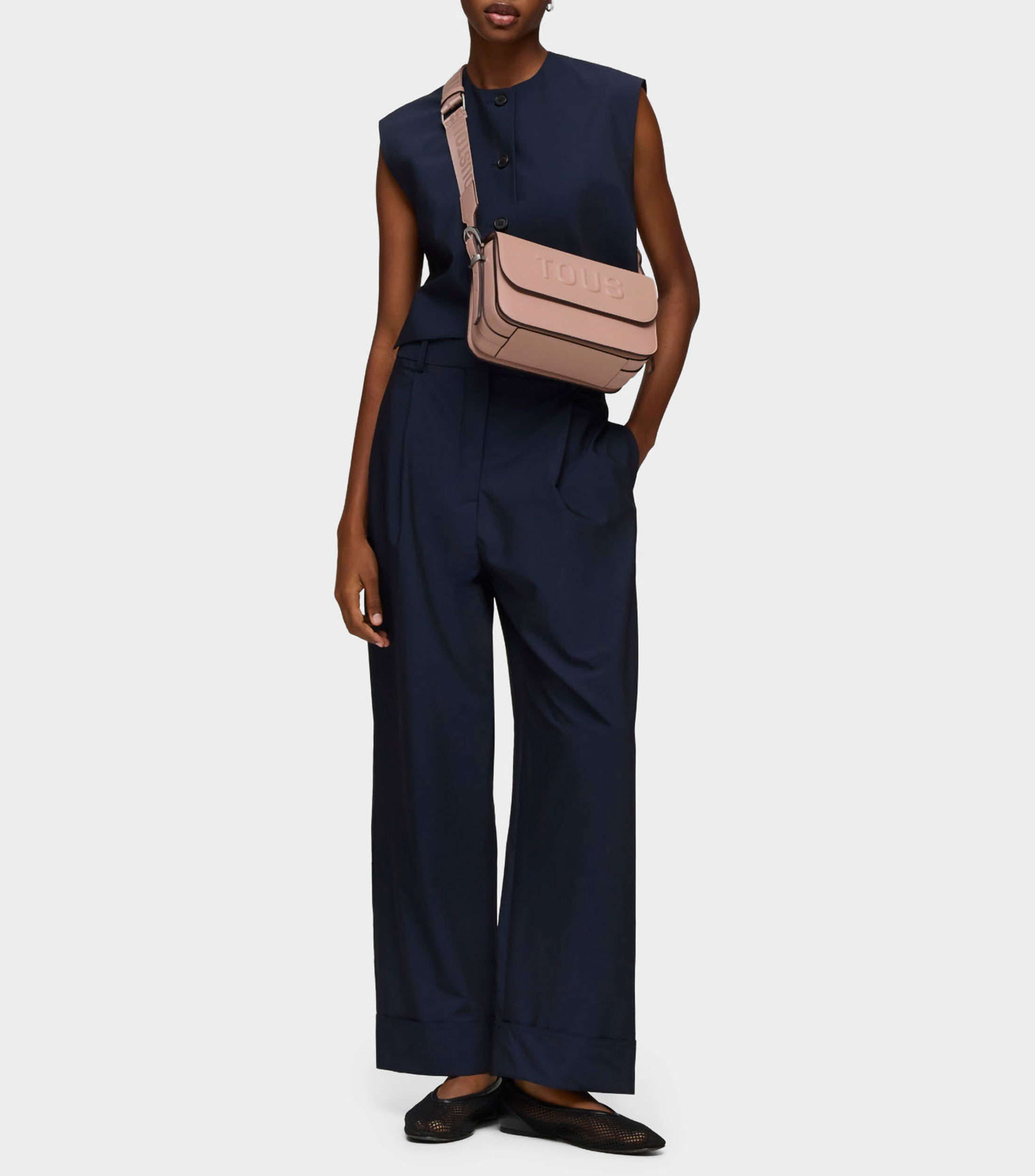 Bolso crossbody café Brenda con logotipo Mujer