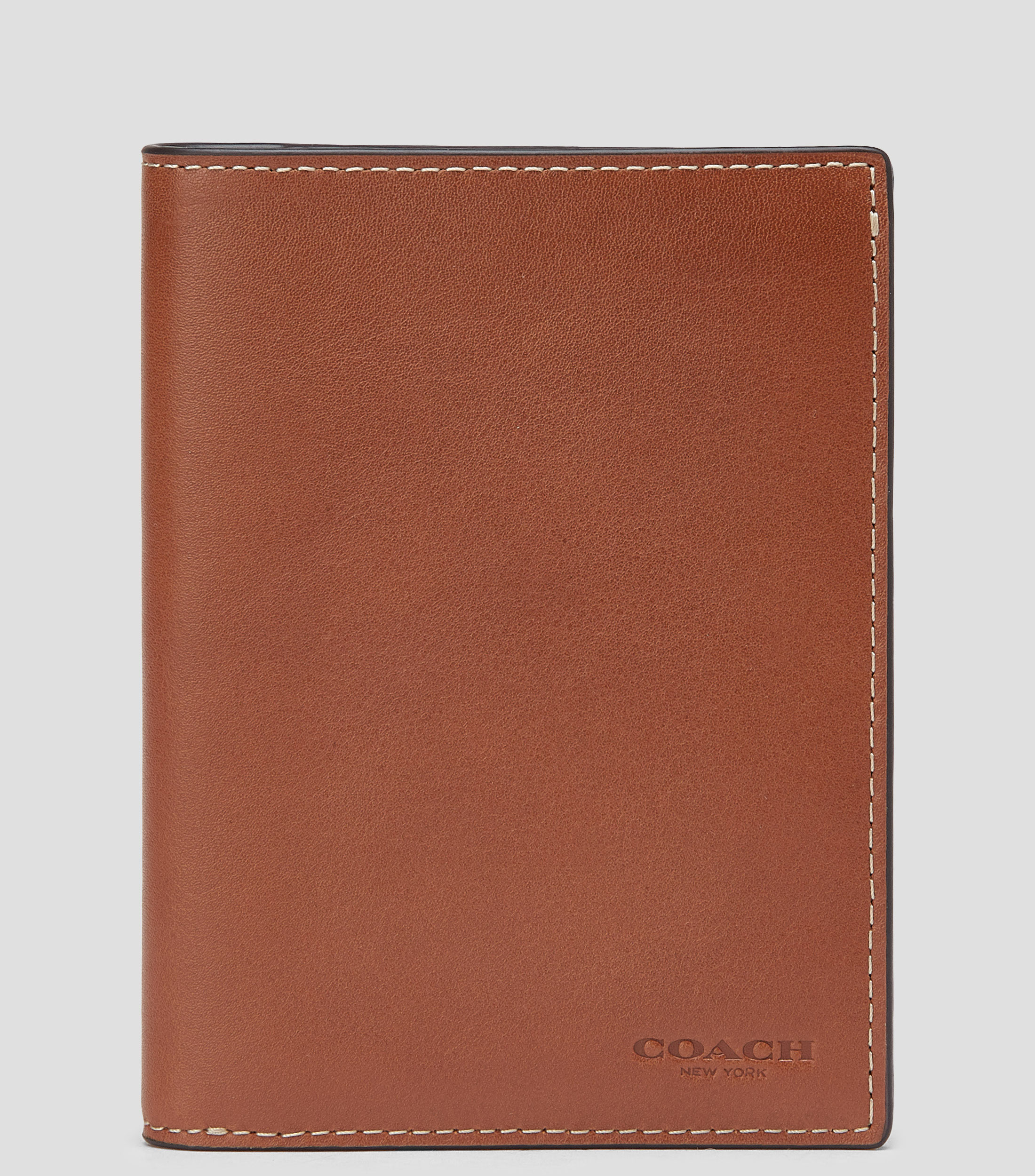 Tarjetero en piel vacuna café Passport Case liso Hombre