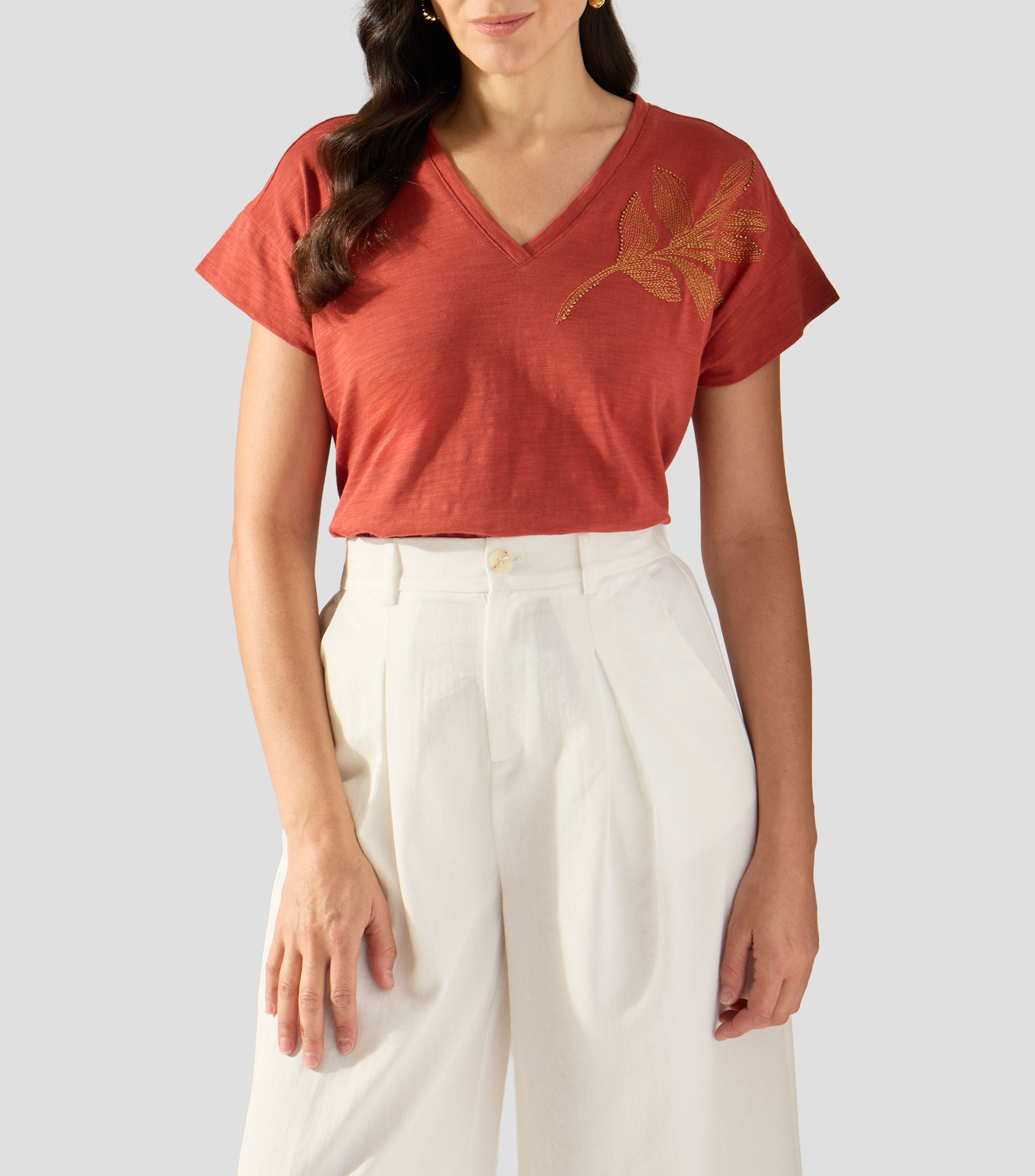 Playera de cuello V con manga corta con bordado Mujer
