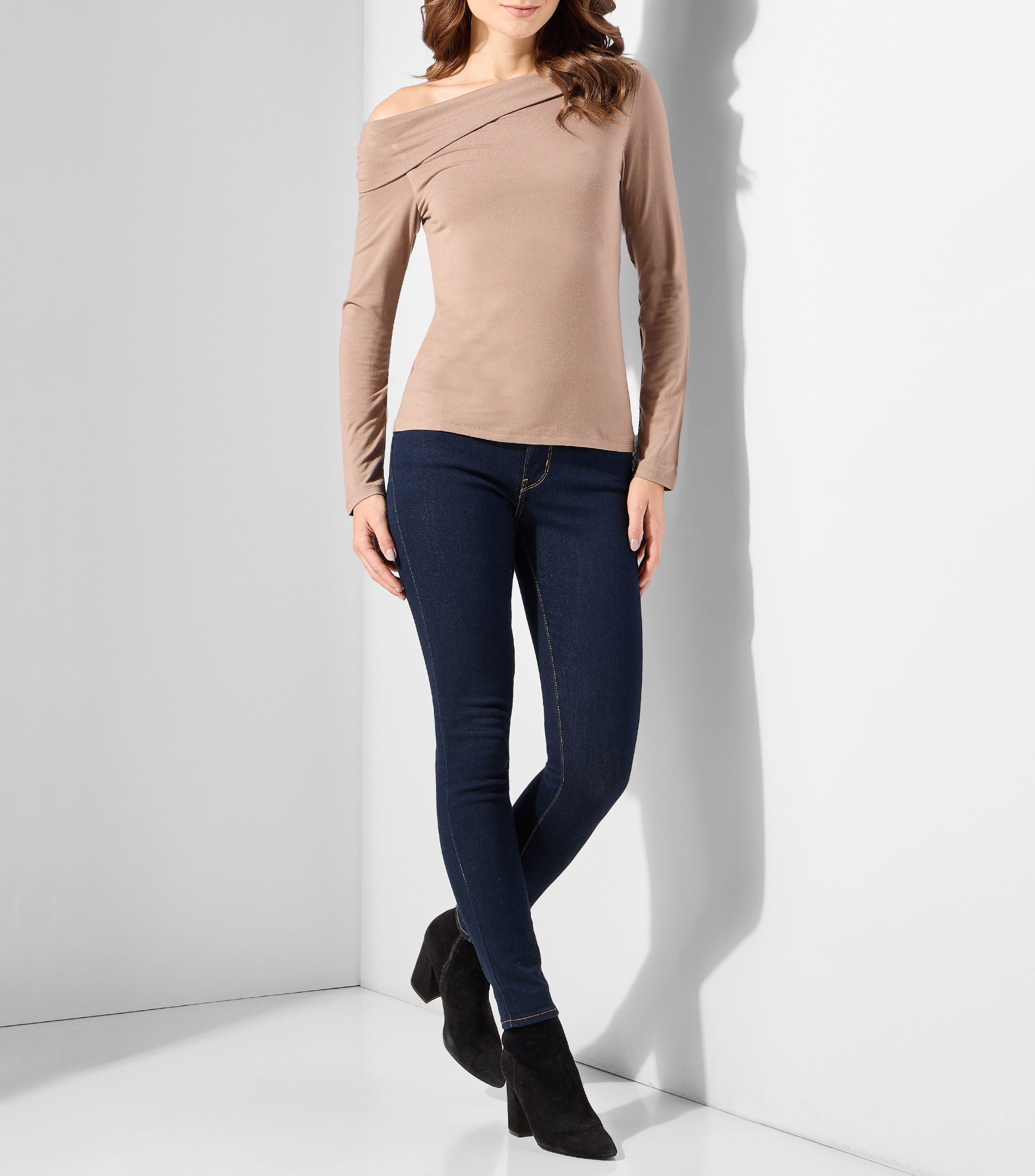 Playera cuello strapless manga larga lisa Mujer