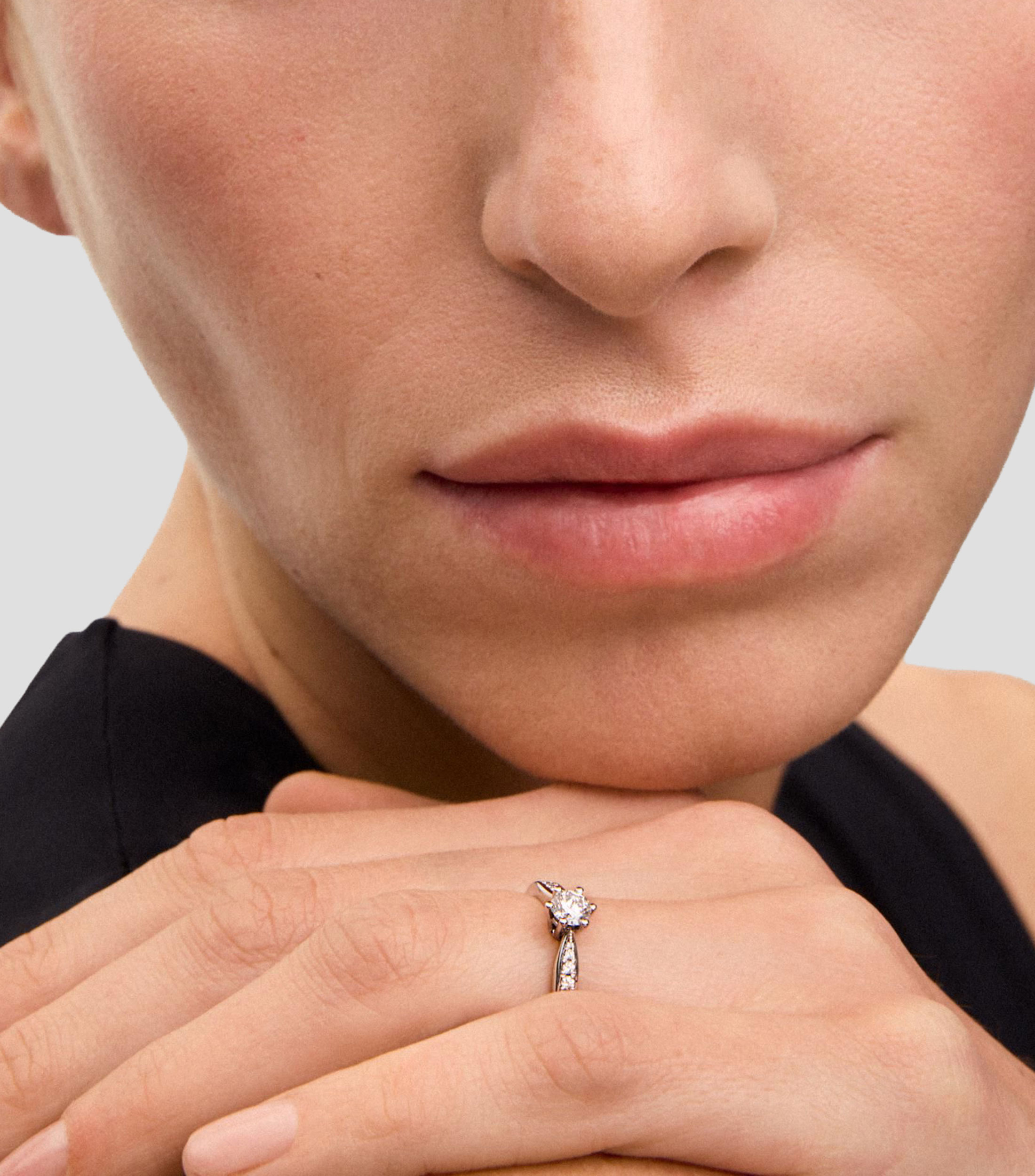 Anillo solitario en Oro blanco de 18 Kilates con diamante Mujer